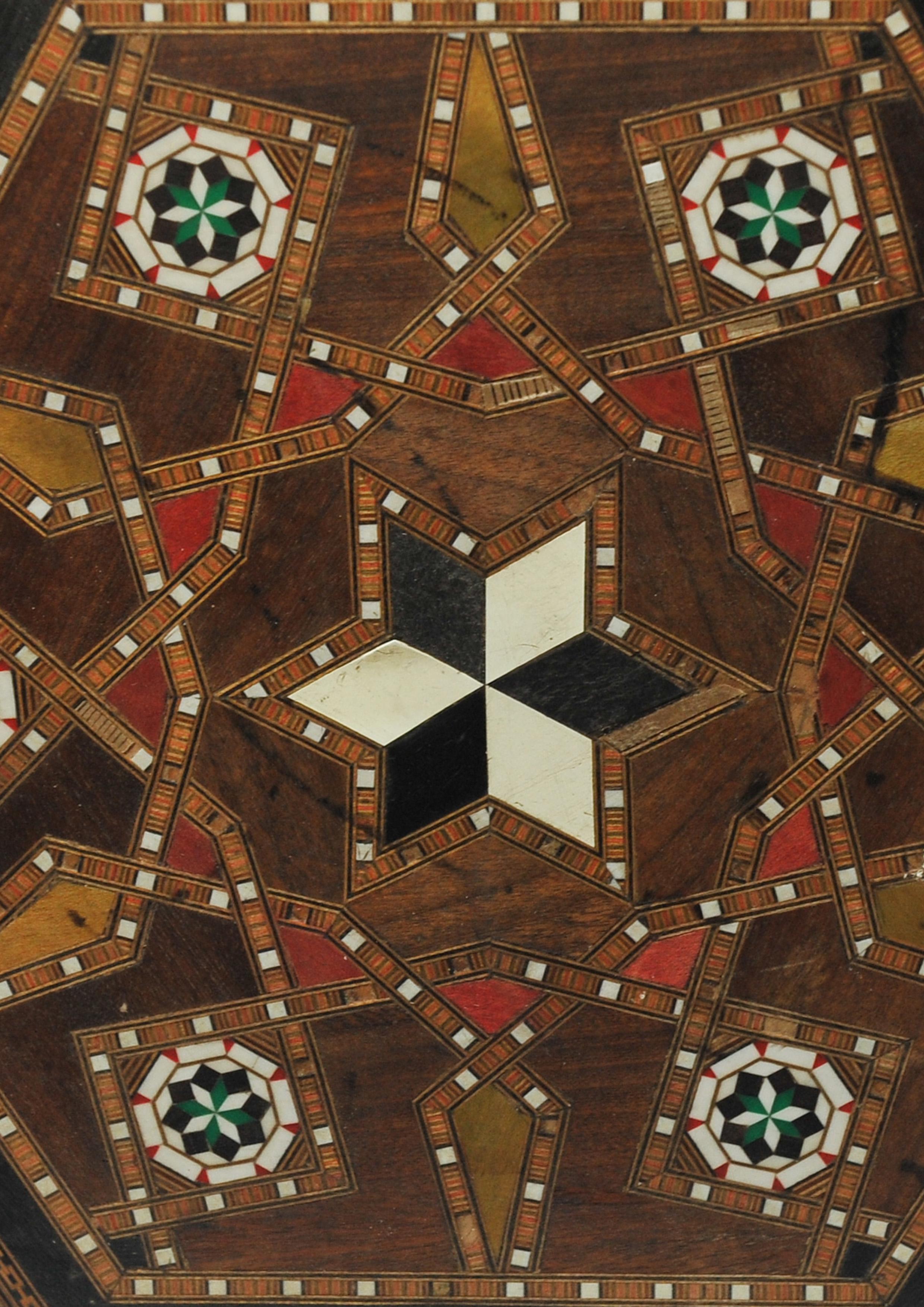 Table à thé mauresque hexagonale du 19e siècle en bois fruitier avec détails en mosaïque  en vente 1