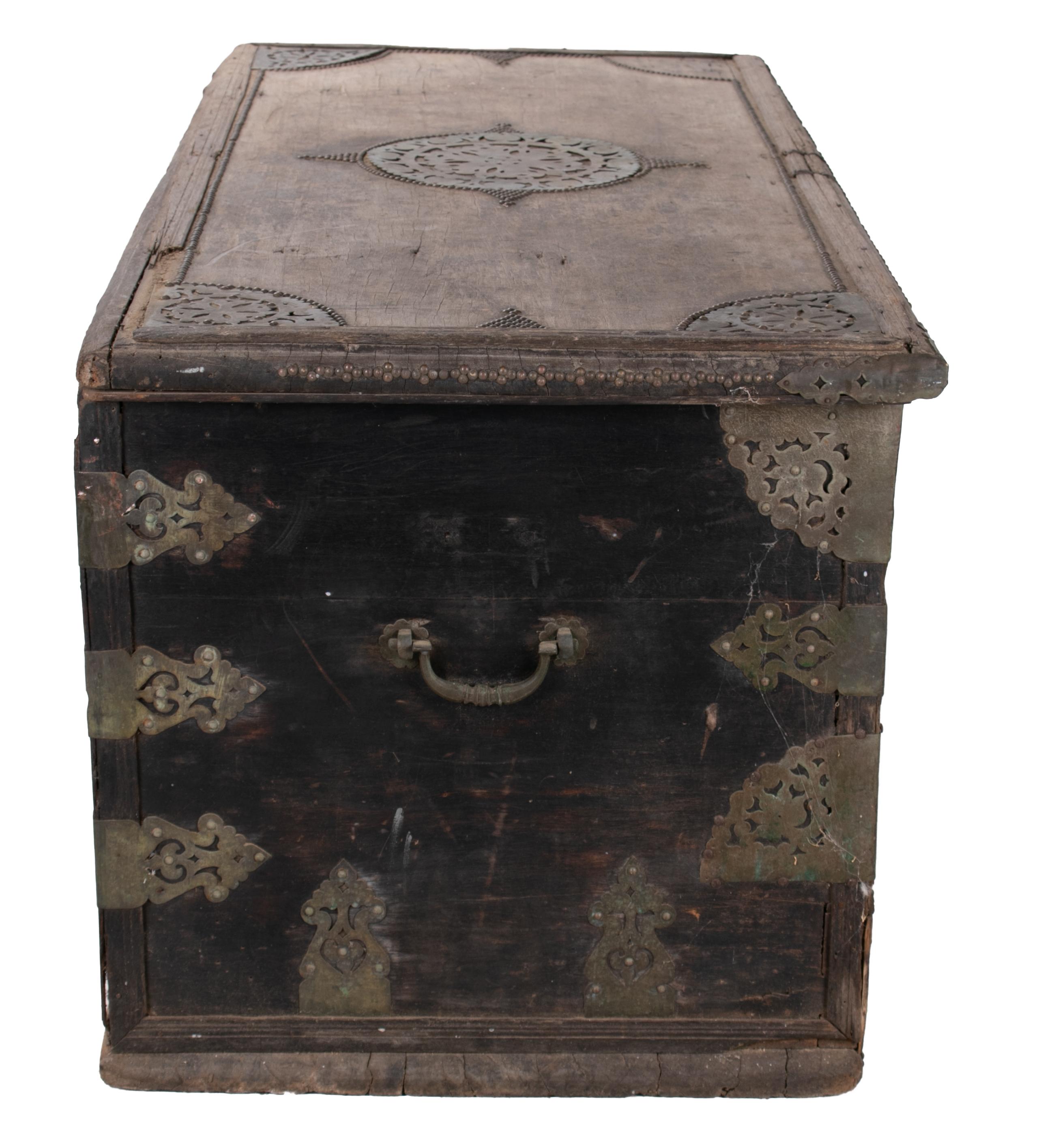 19th Century Turkish Wooden Trunk with Bronze Decorations and Fittings In Good Condition In Marbella, ES