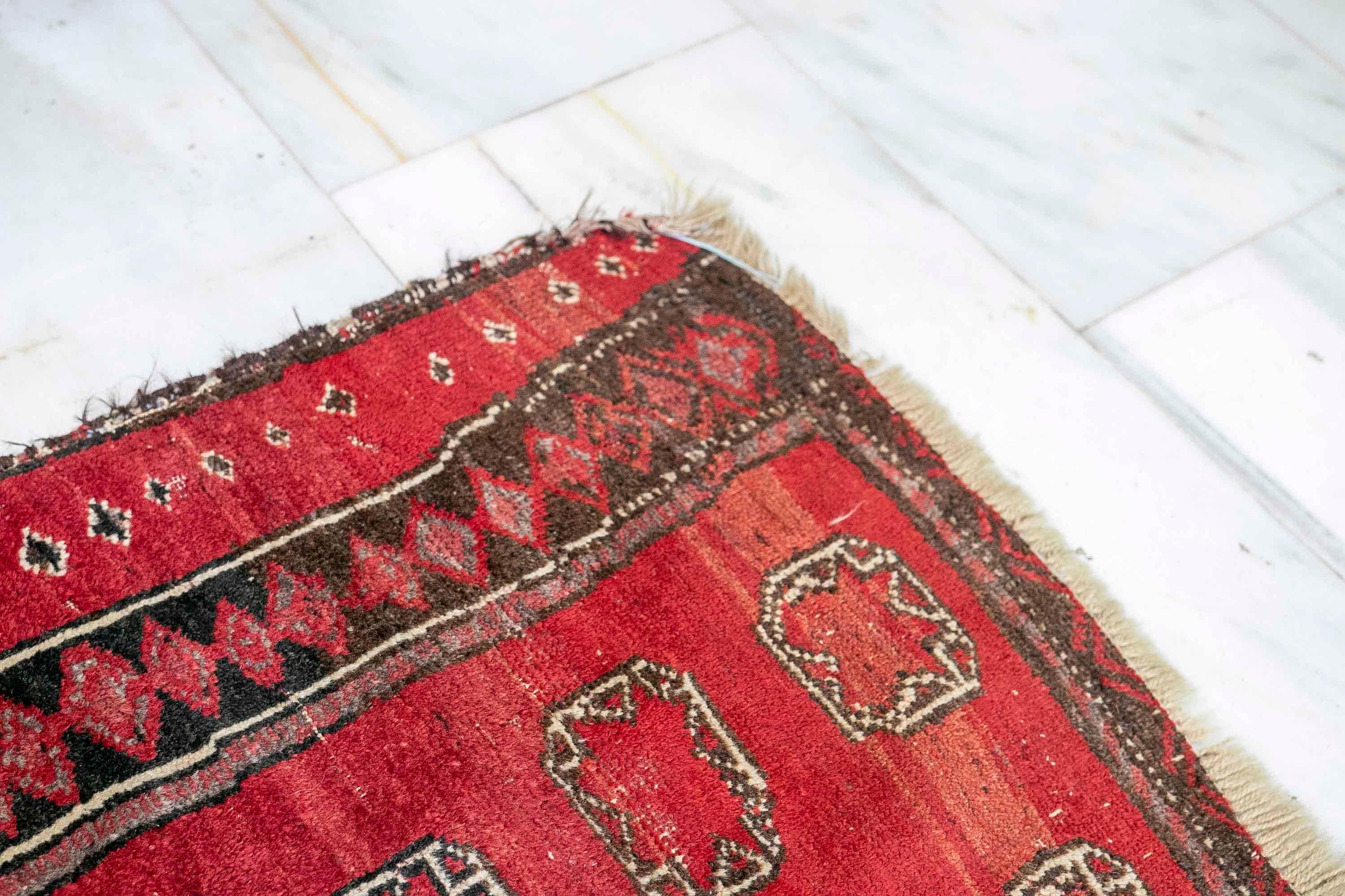 Tapis turc en laine du 19e siècle dans les tons rouges  en vente 5