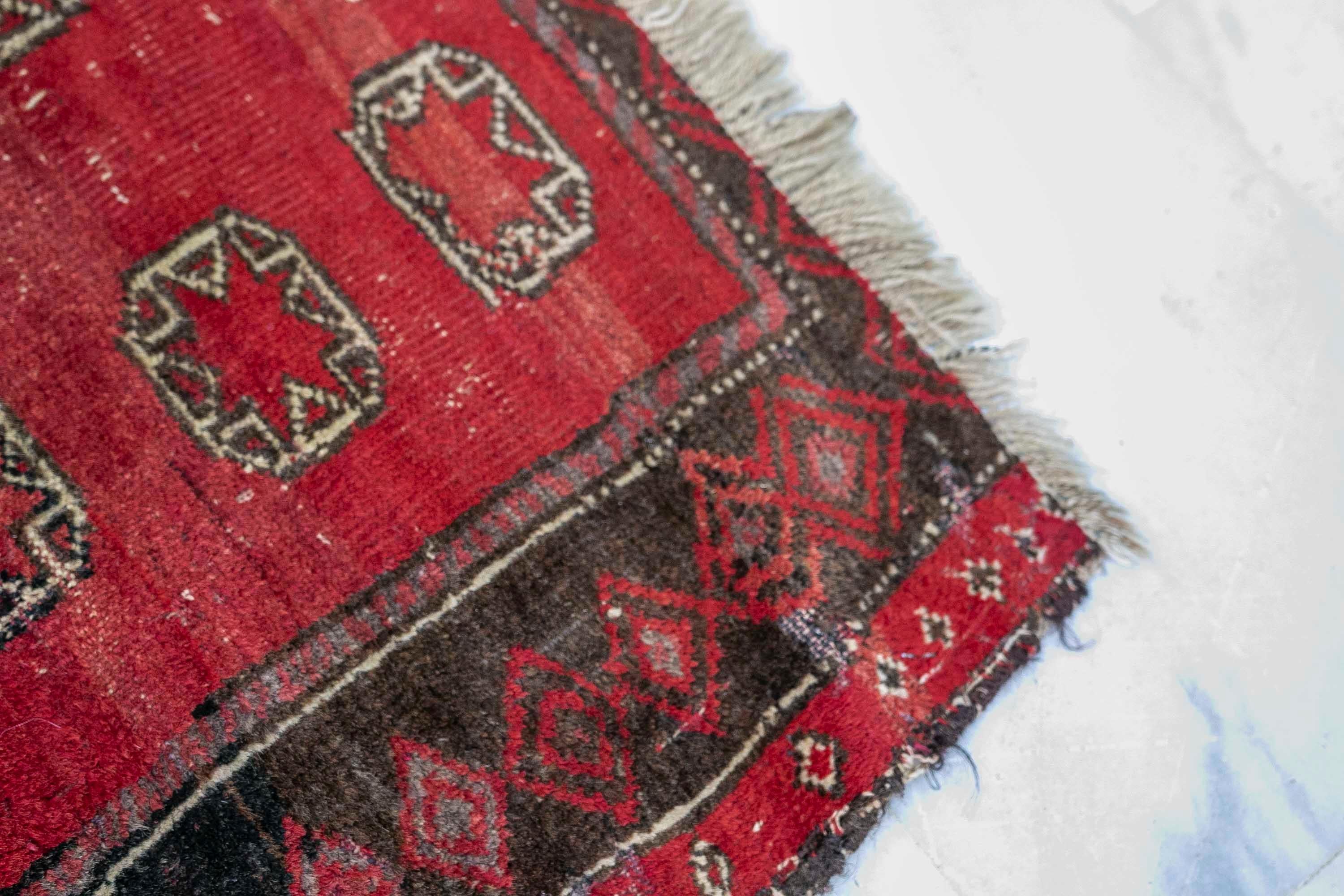 Tapis turc en laine du 19e siècle dans les tons rouges  en vente 6