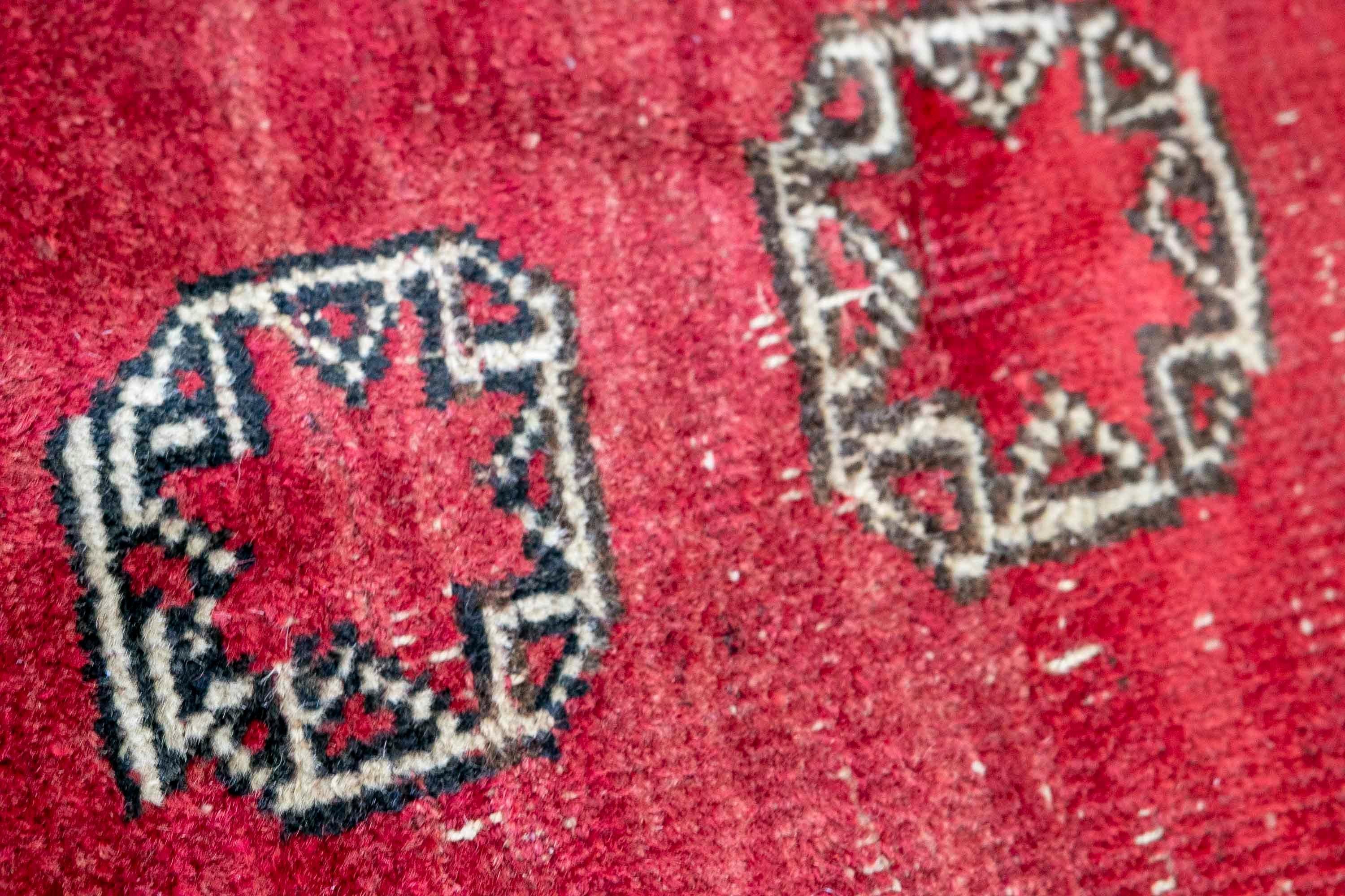 Tapis turc en laine du 19e siècle dans les tons rouges  en vente 8