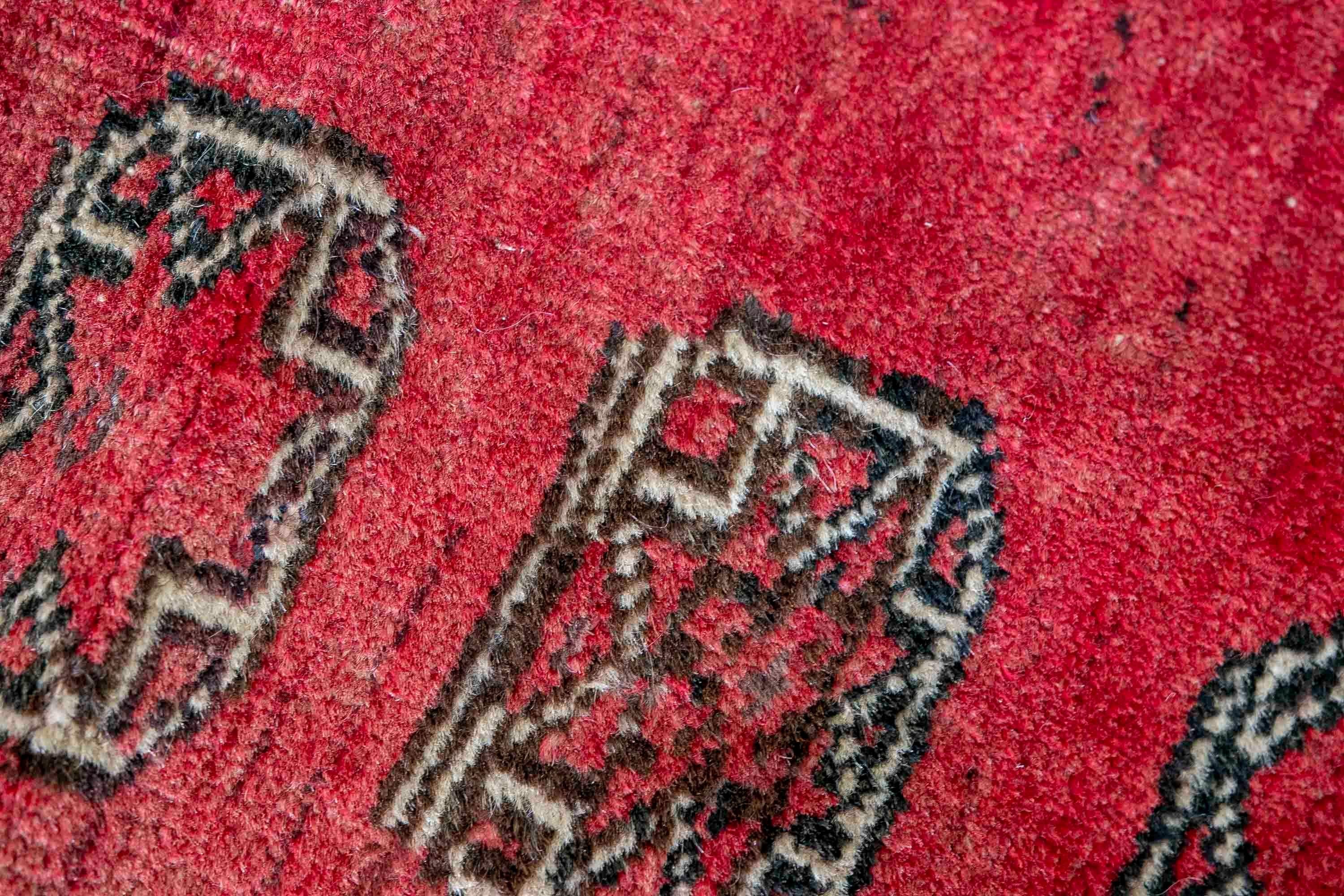 Tapis turc en laine du 19e siècle dans les tons rouges  en vente 9