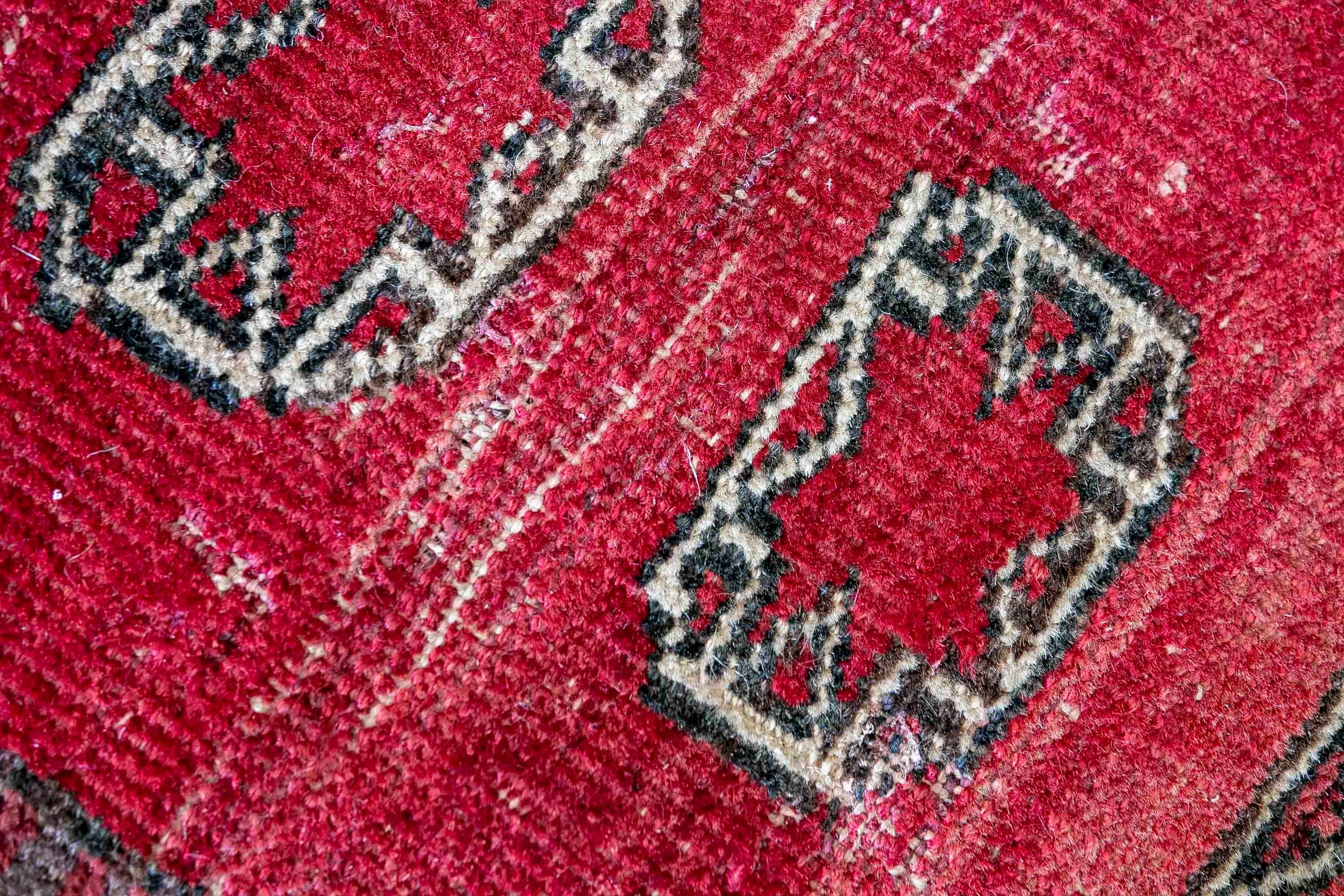 Tapis turc en laine du 19e siècle dans les tons rouges  en vente 10