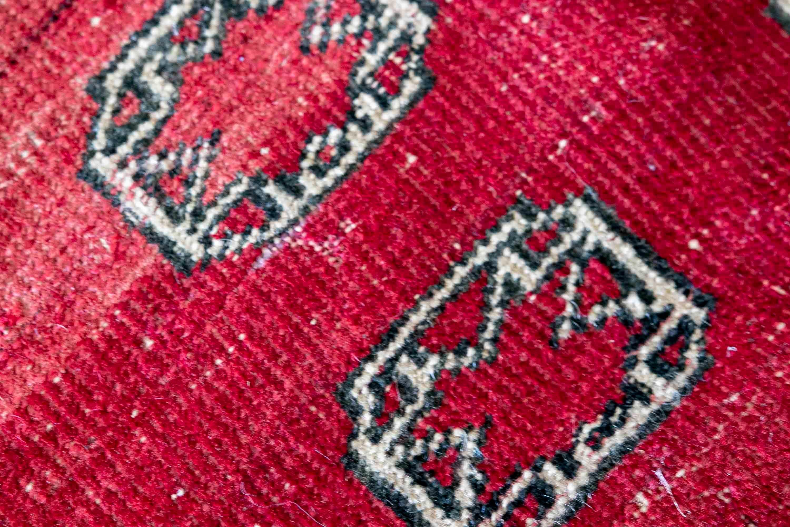Tapis turc en laine du 19e siècle dans les tons rouges  en vente 11