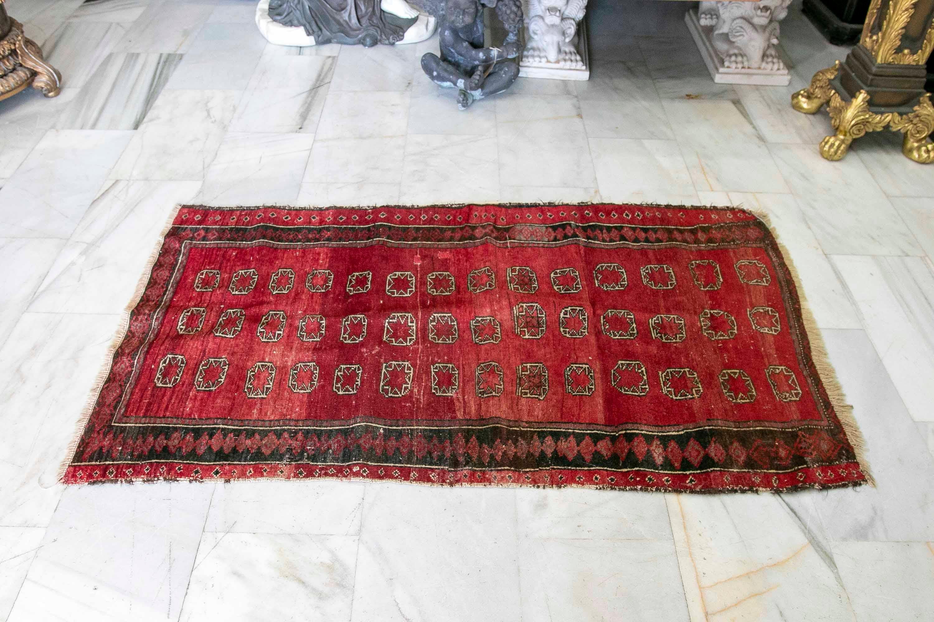 Turc Tapis turc en laine du 19e siècle dans les tons rouges  en vente