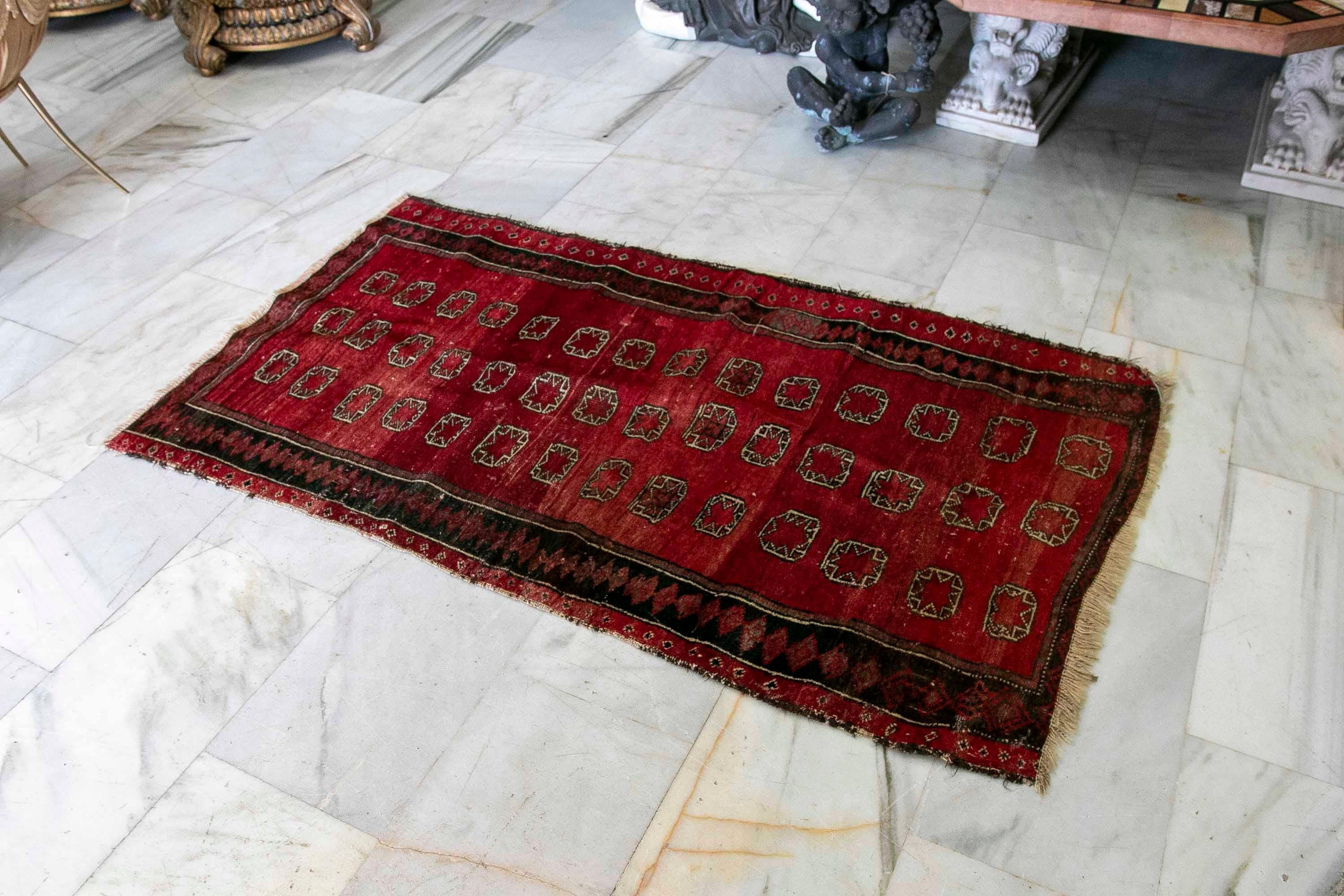 19th Century Turkish Woollen Carpet in Red Tones  In Good Condition For Sale In Marbella, ES