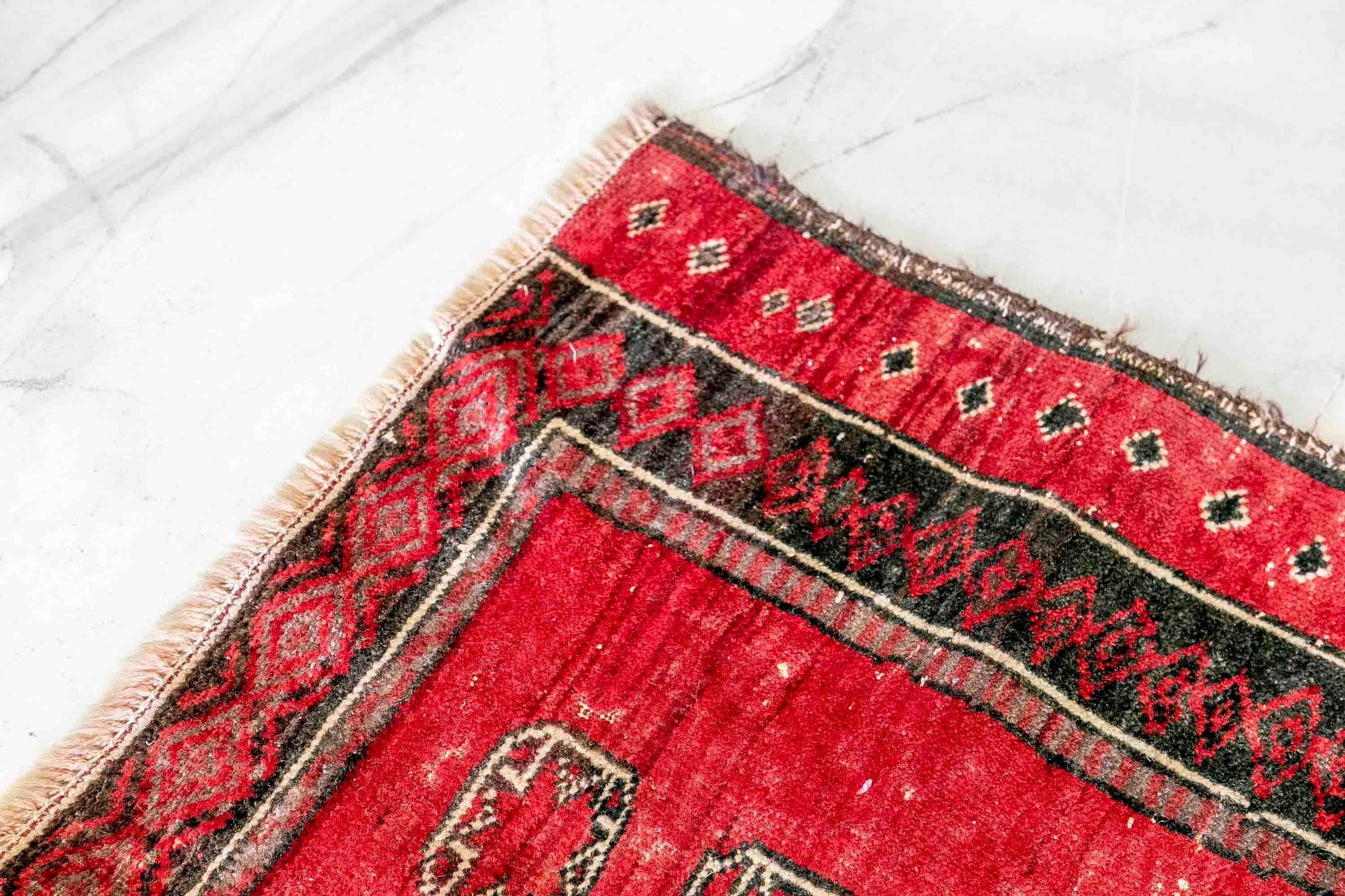 XIXe siècle Tapis turc en laine du 19e siècle dans les tons rouges  en vente
