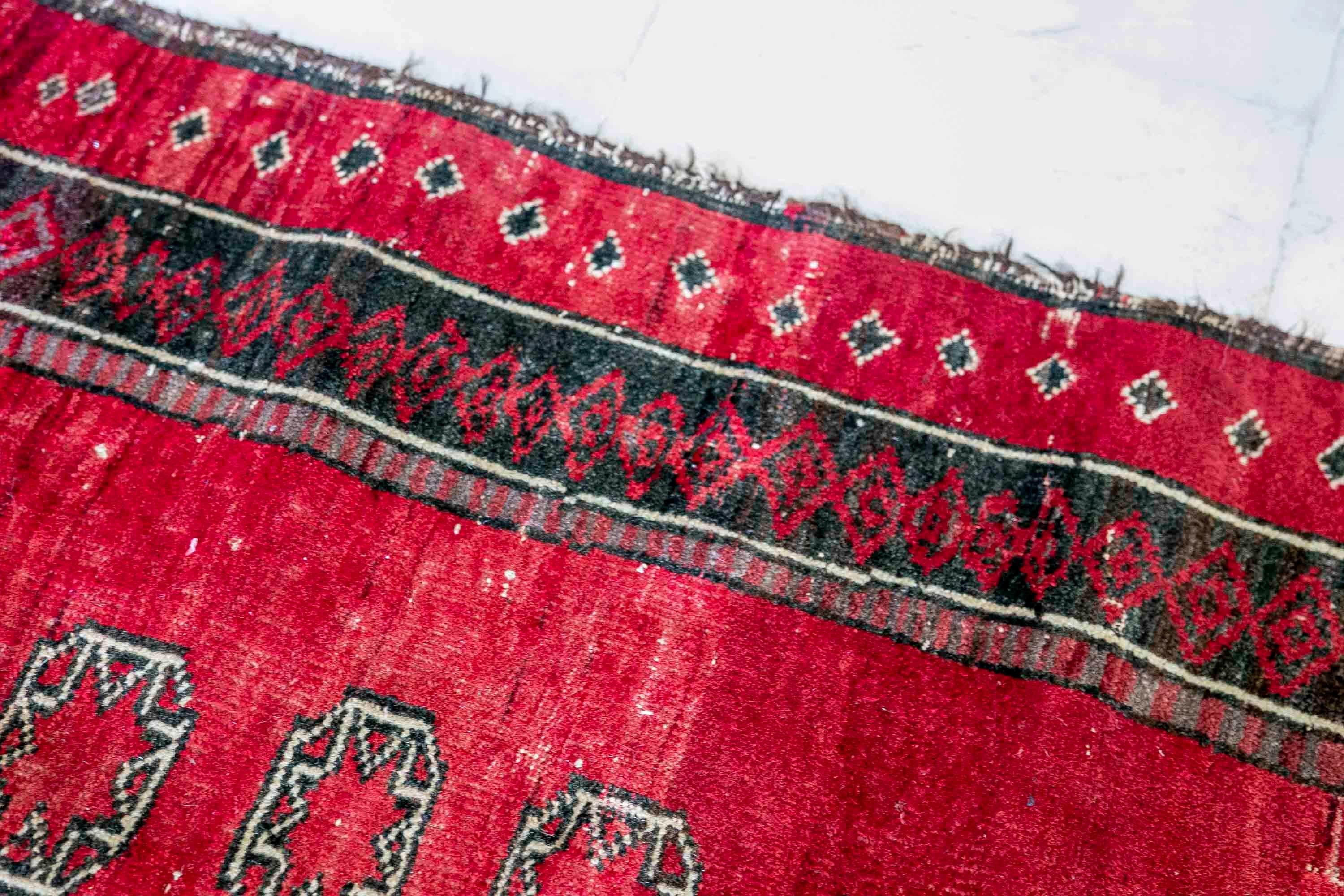 Laine Tapis turc en laine du 19e siècle dans les tons rouges  en vente