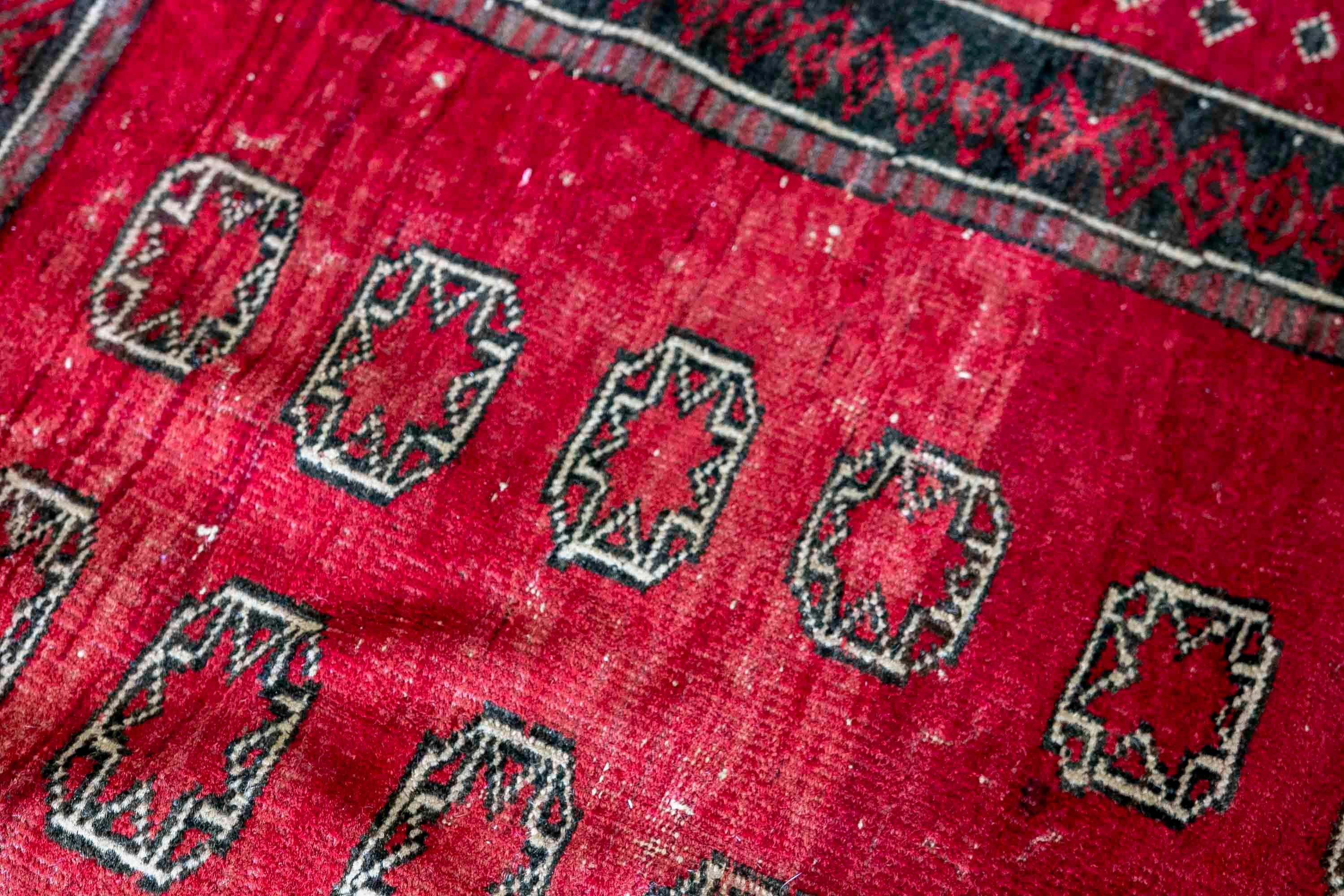 Tapis turc en laine du 19e siècle dans les tons rouges  en vente 1