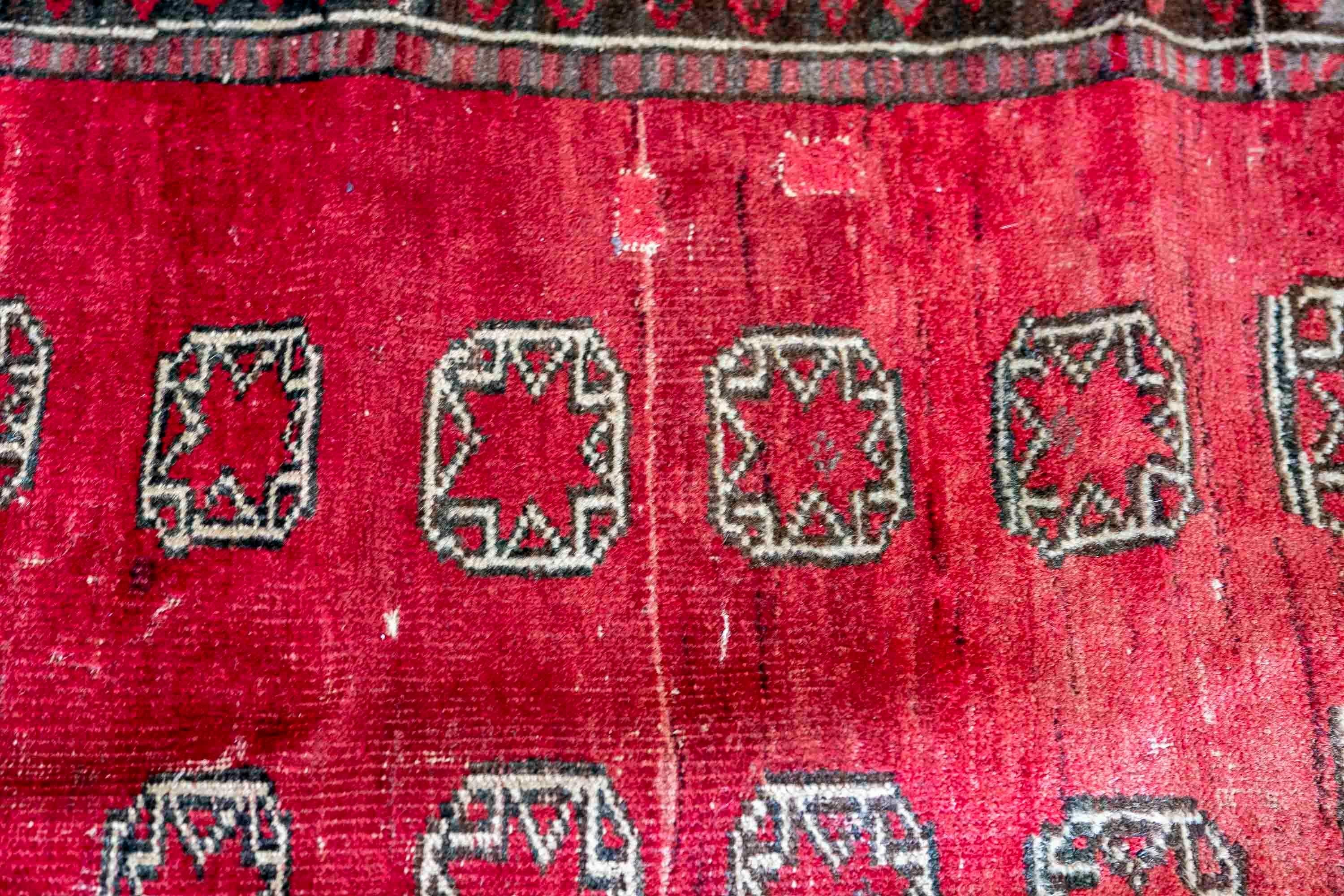 Tapis turc en laine du 19e siècle dans les tons rouges  en vente 2
