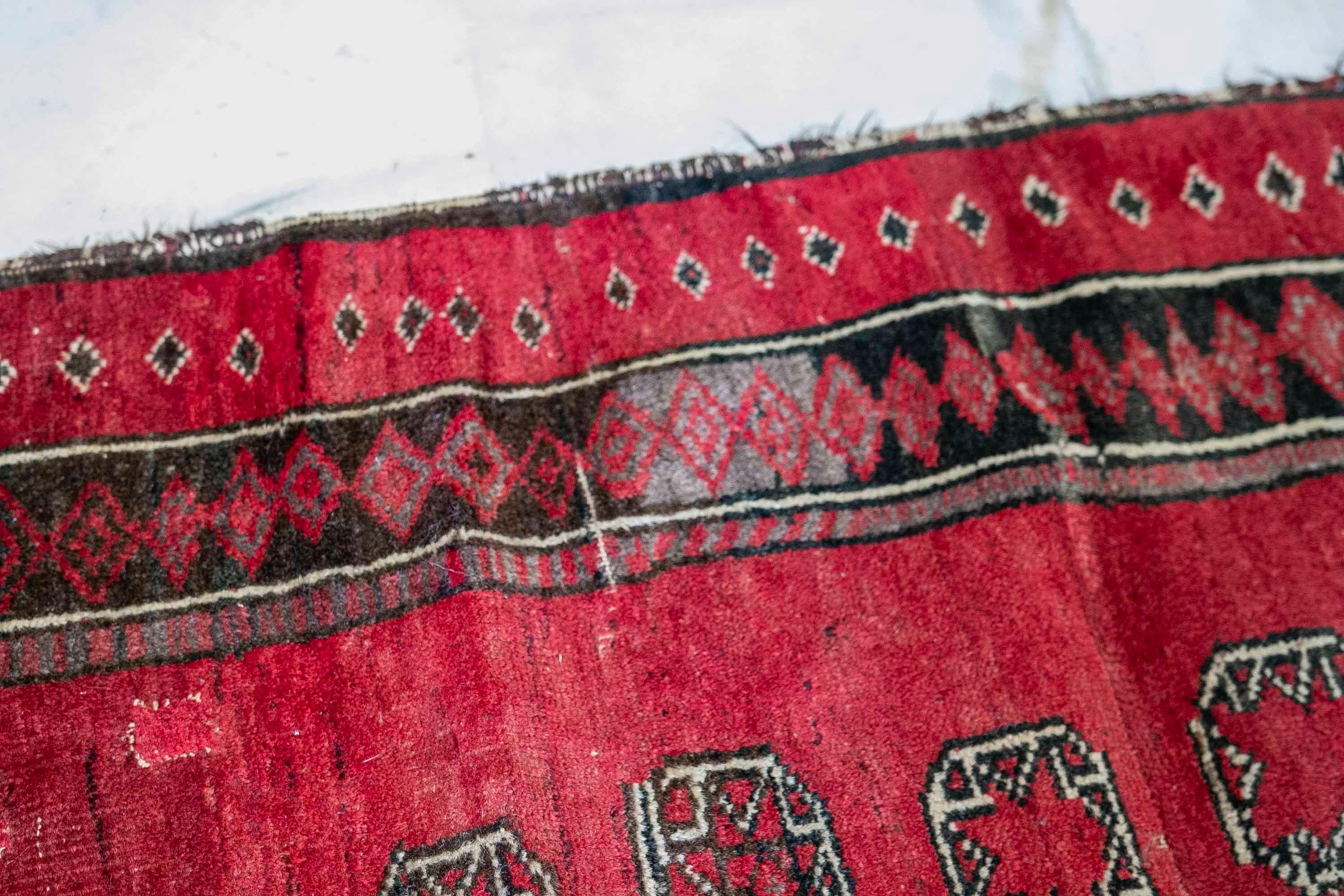Tapis turc en laine du 19e siècle dans les tons rouges  en vente 3