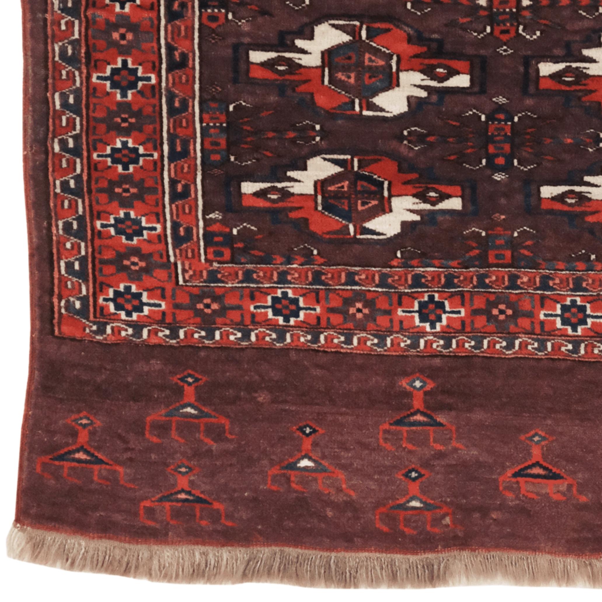 Dieser elegante Karadaschli-Tschowal-Teppich wurde im 19. Jahrhundert von den turkmenischen Gemeinschaften in Anatolien handgewebt. Mit seinen unverwechselbaren geometrischen Motiven und symmetrischen Mustern stellt es sowohl ein funktionales als
