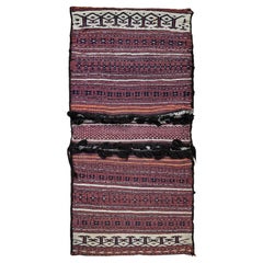 Turkmenische Satteltasche aus dem 19. Jahrhundert mit Tekke-Streifenmuster in Dunkelrot, Elfenbein und Braun