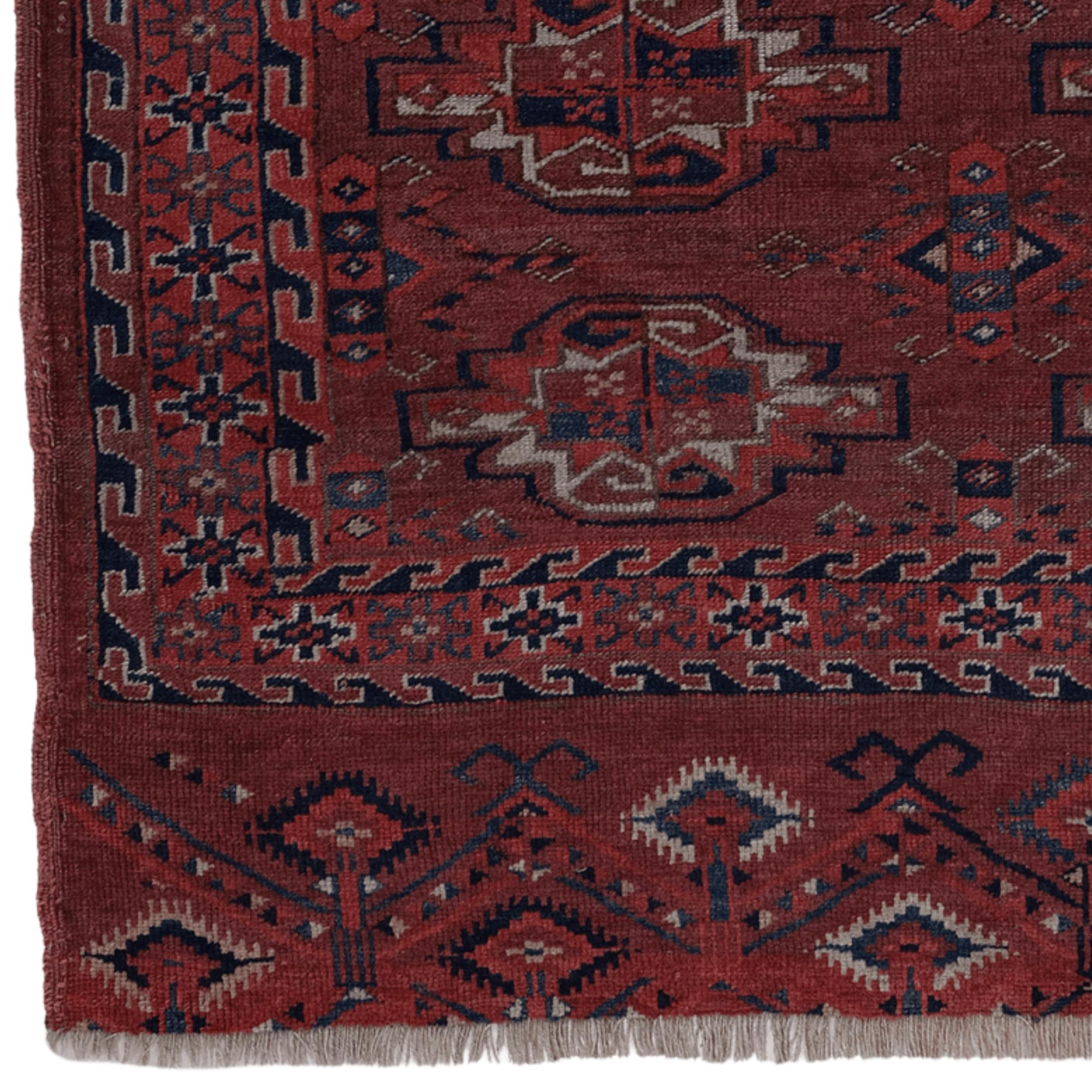 Nous avons le plaisir de vous présenter ce tapis antique Yomud Chuval, datant du XIXe siècle et constituant un artisanat important dans la culture turkmène. Cette pièce unique porte les traces d'une riche tradition qui s'étend du passé au
