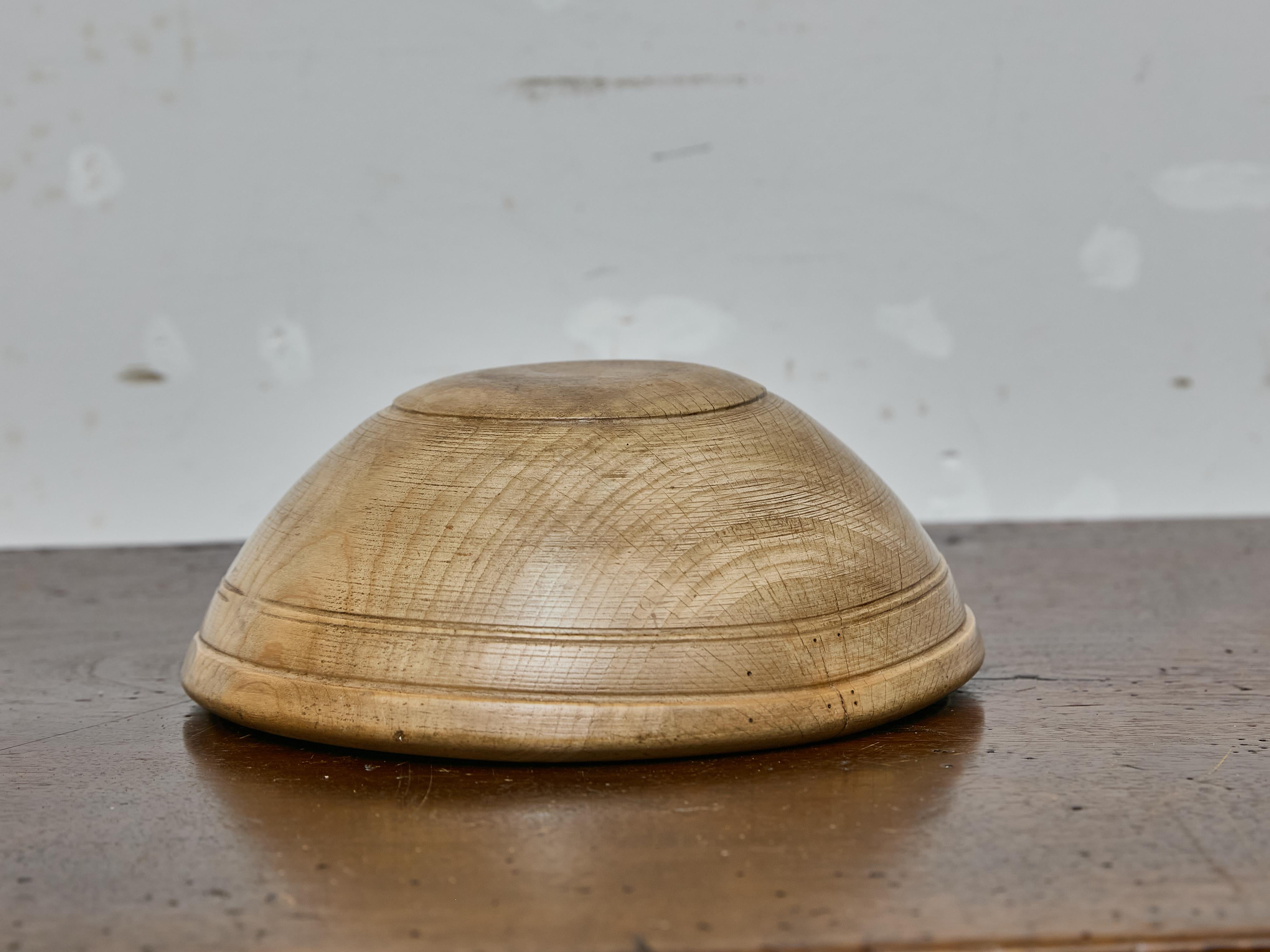 Tourné 19th Century Turned Birchwood Bowl with Patina and Incised Linework en vente