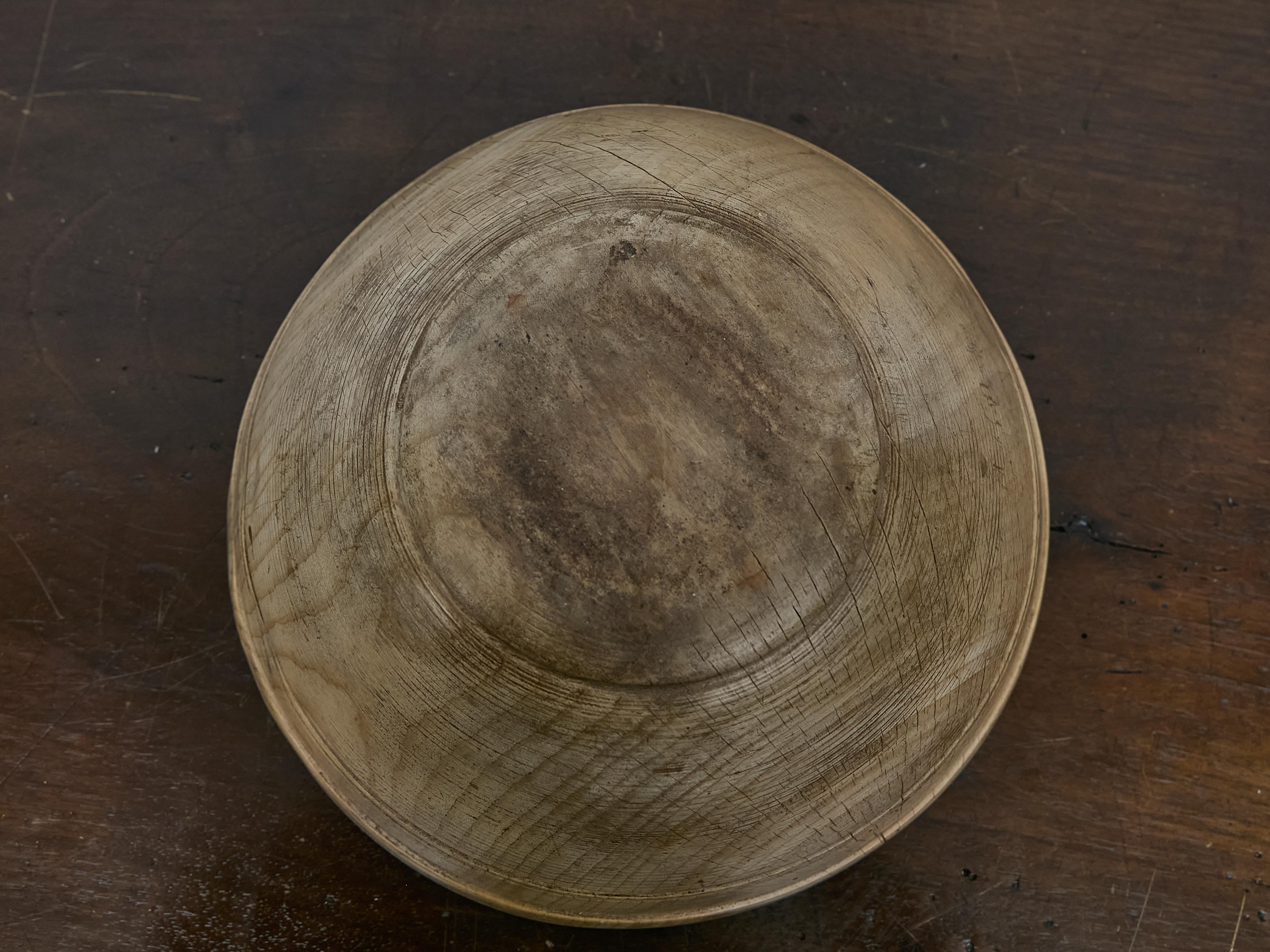 19th Century Turned Birchwood Bowl with Patina and Incised Linework Bon état - En vente à Atlanta, GA