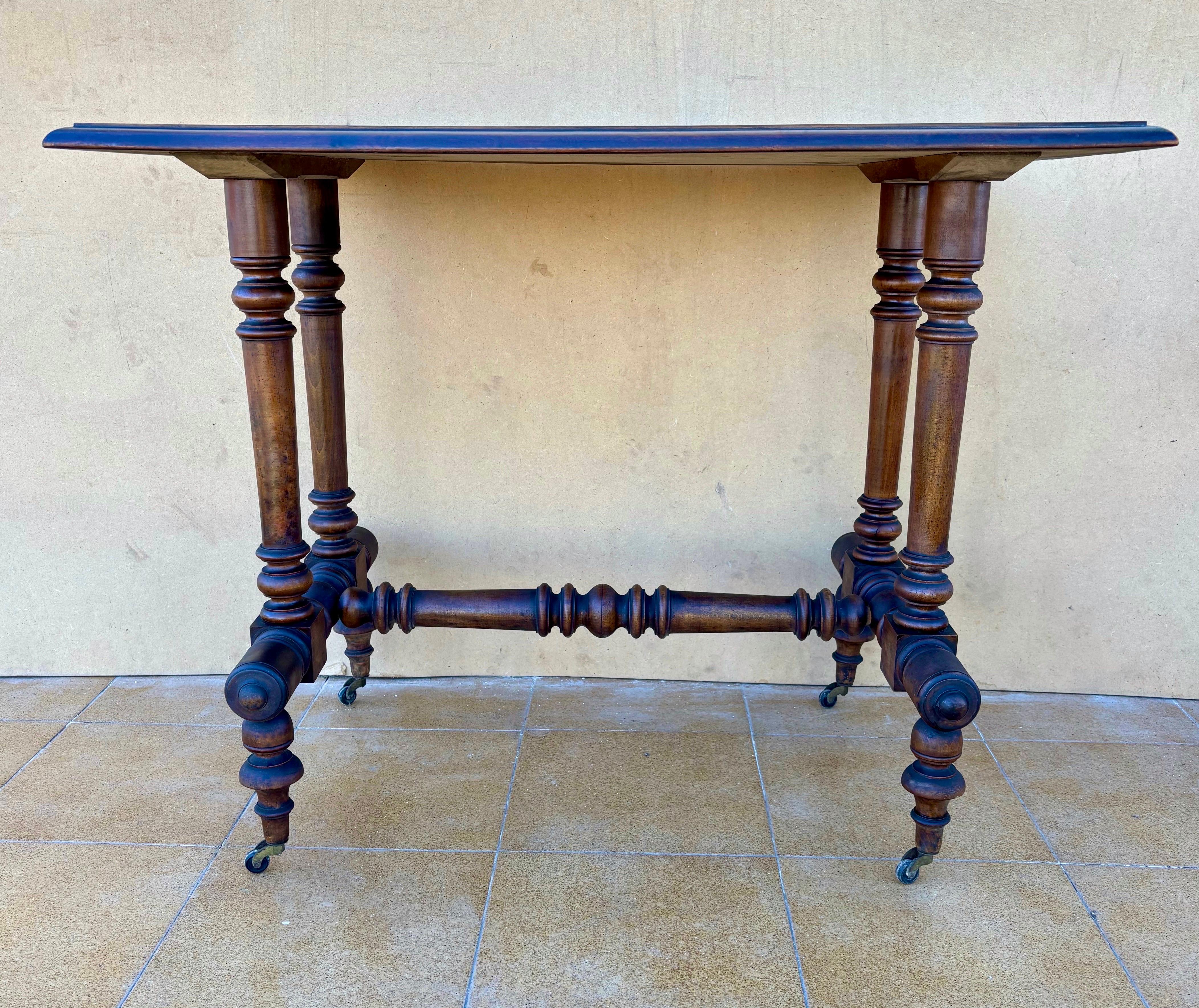 19th Century Turned-Leg Side Table with Castors, Victorian Style Victoriano tardío en venta