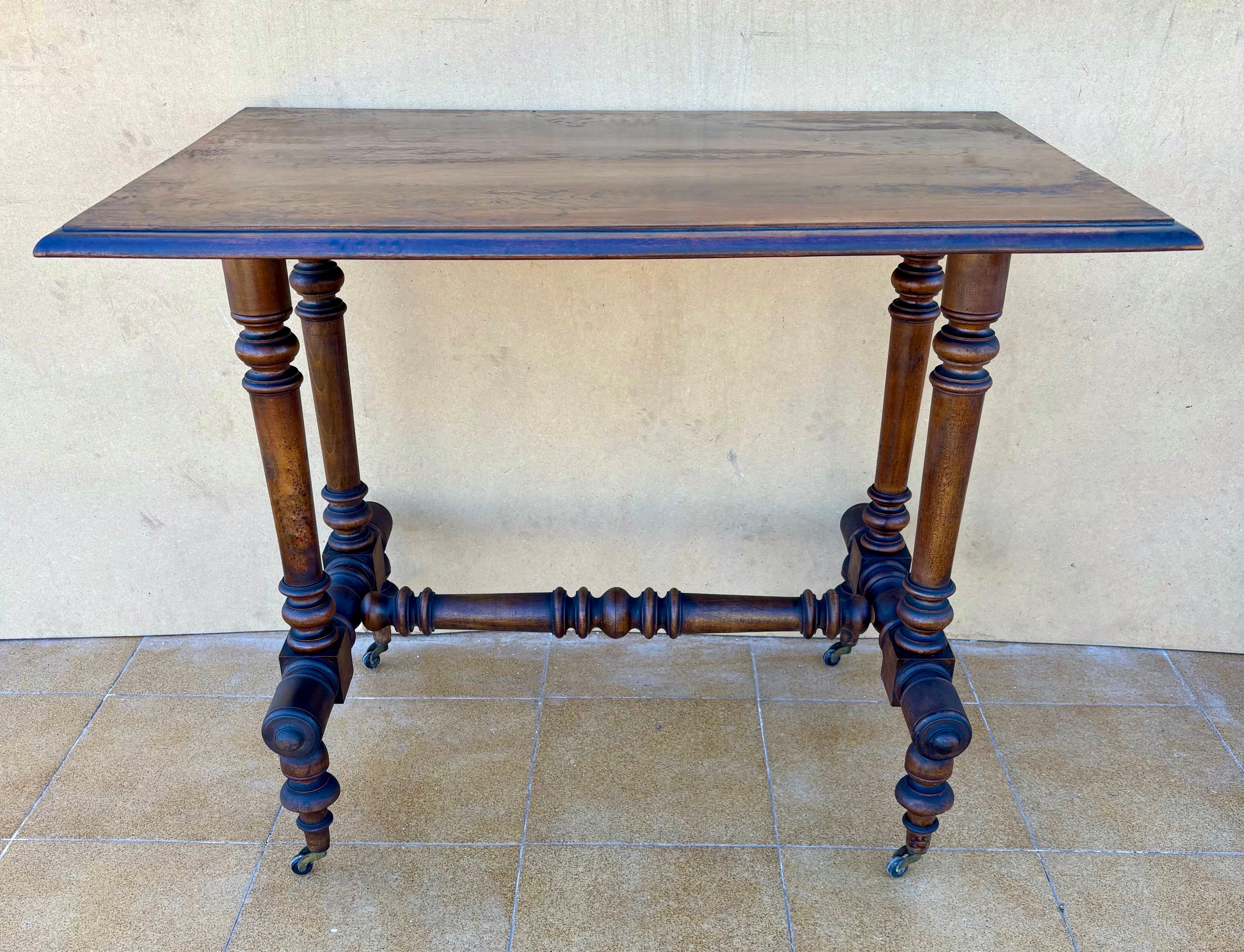 19th Century Turned-Leg Side Table with Castors, Victorian Style Tallado a mano en venta