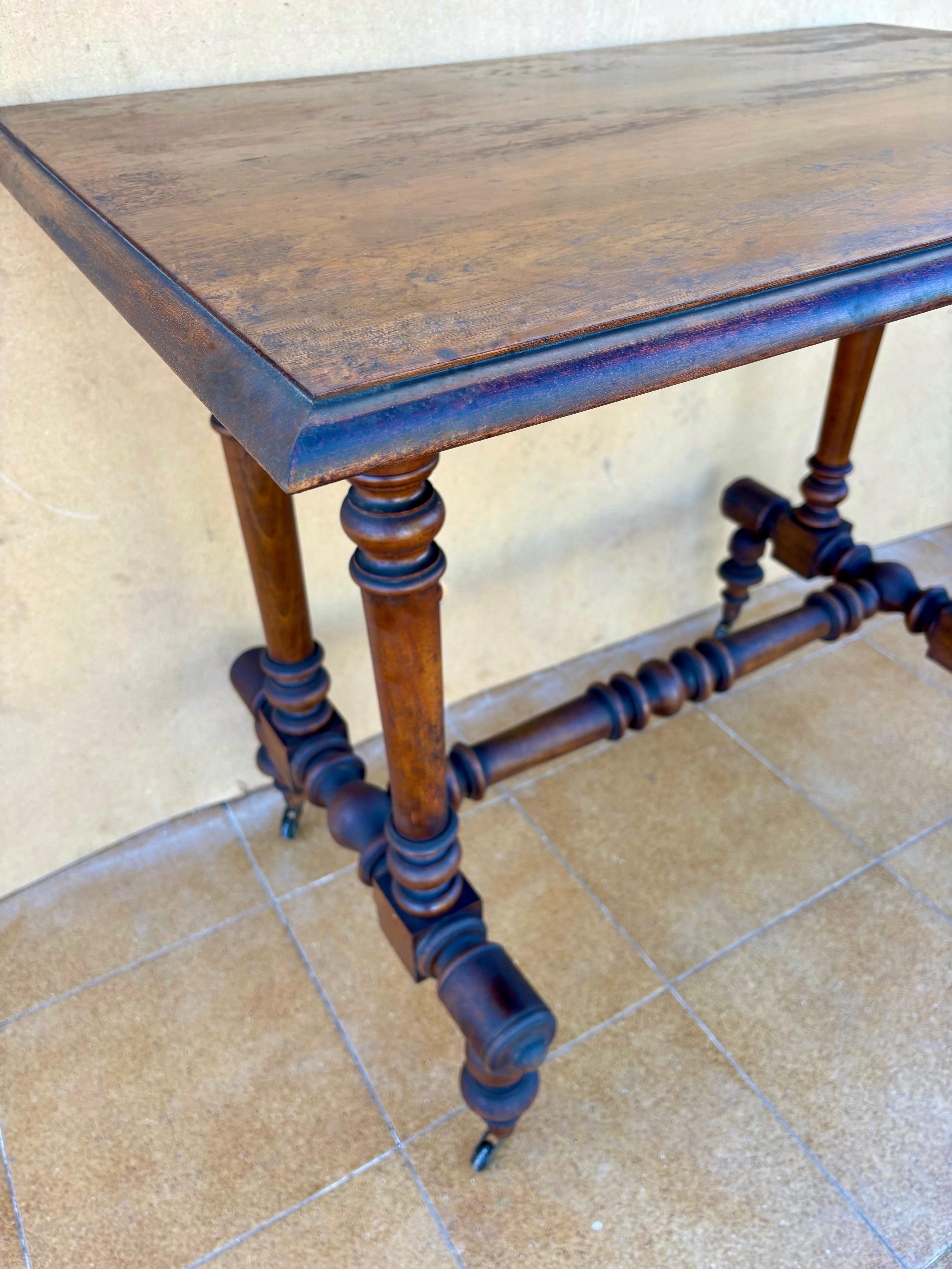 19th Century Turned-Leg Side Table with Castors, Victorian Style en Bueno estado para la venta en BÉTERA, ES
