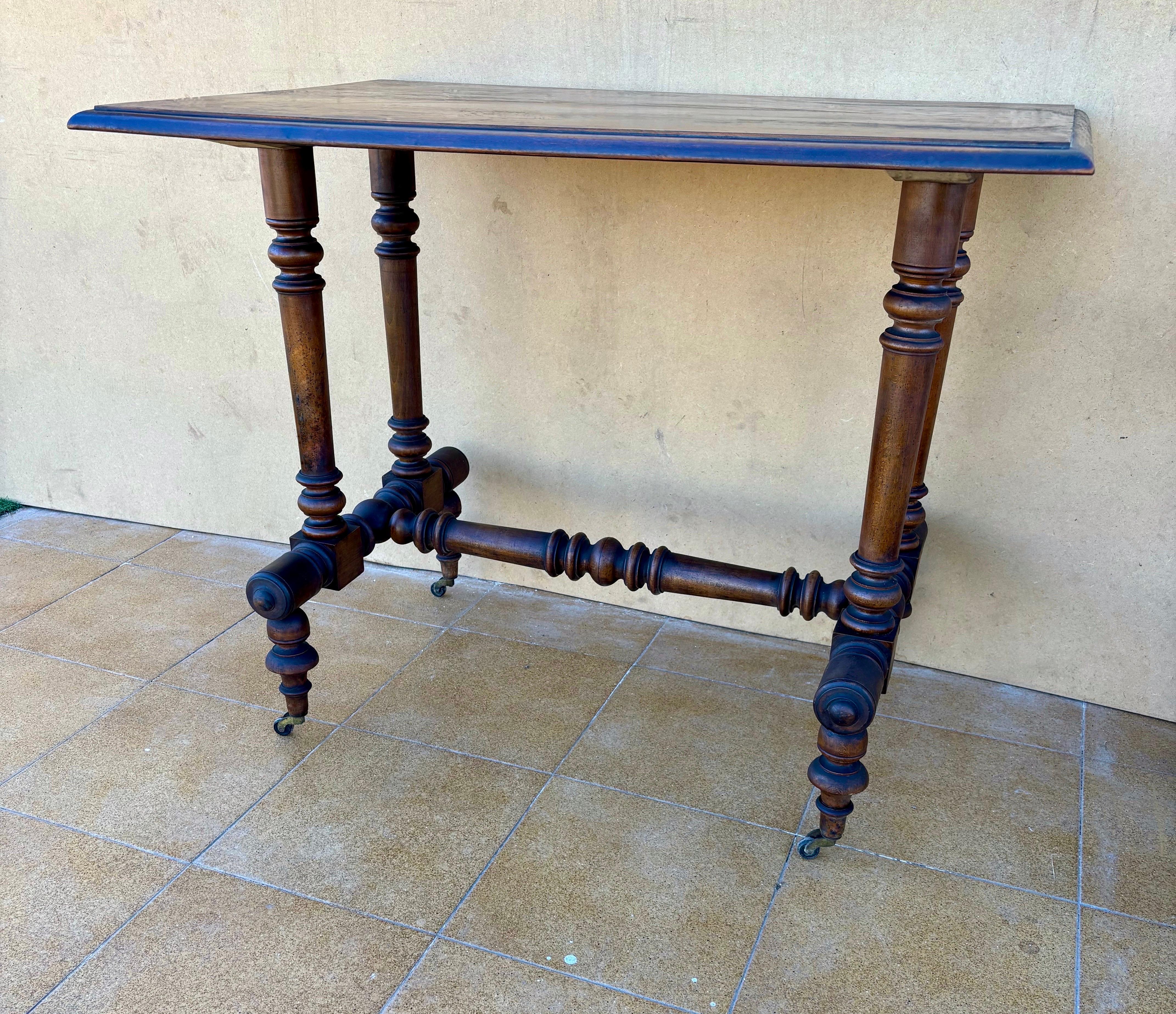 19th Century Turned-Leg Side Table with Castors, Victorian Style siglo XIX en venta