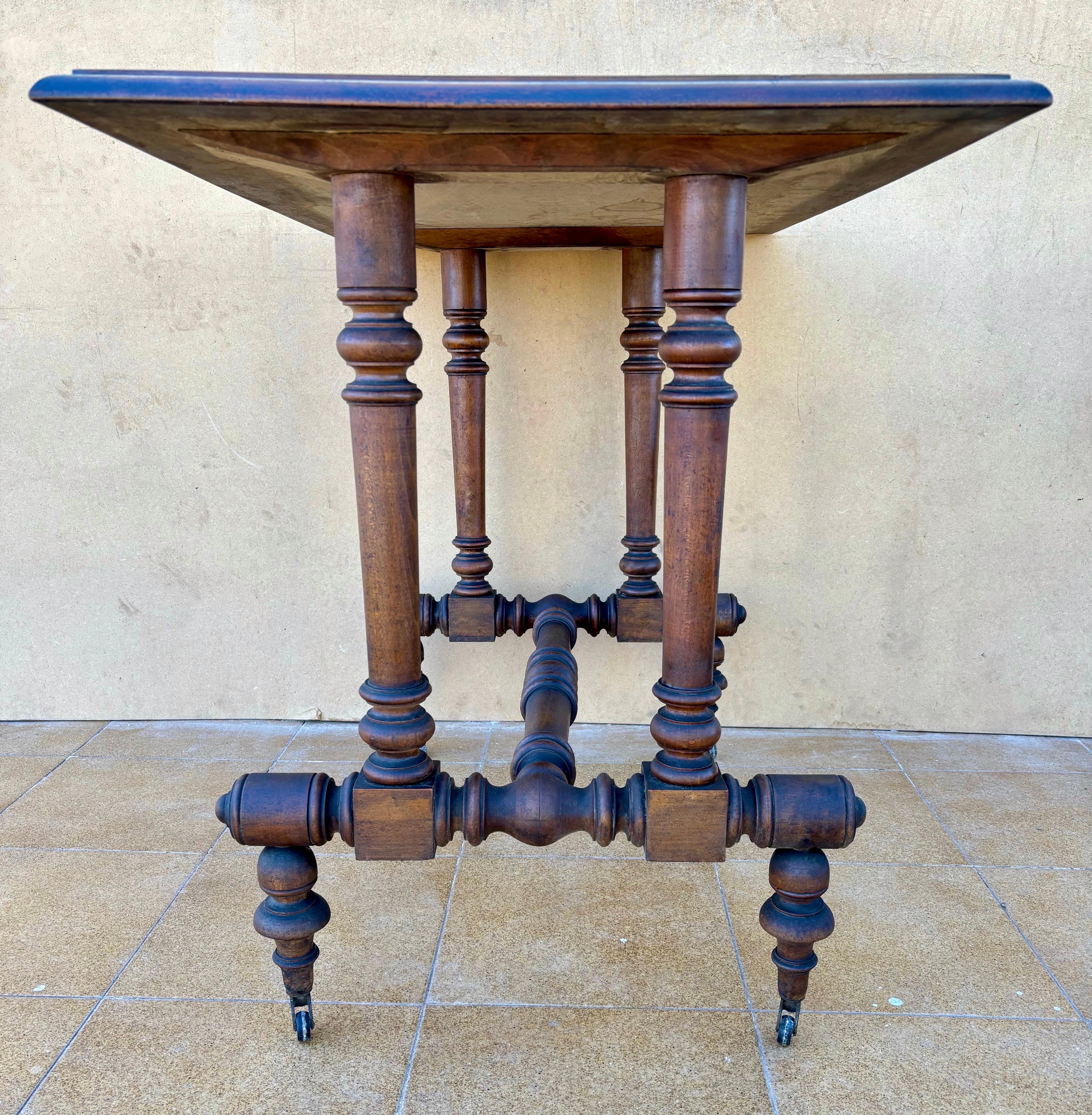 19th Century Turned-Leg Side Table with Castors, Victorian Style Madera dura en venta
