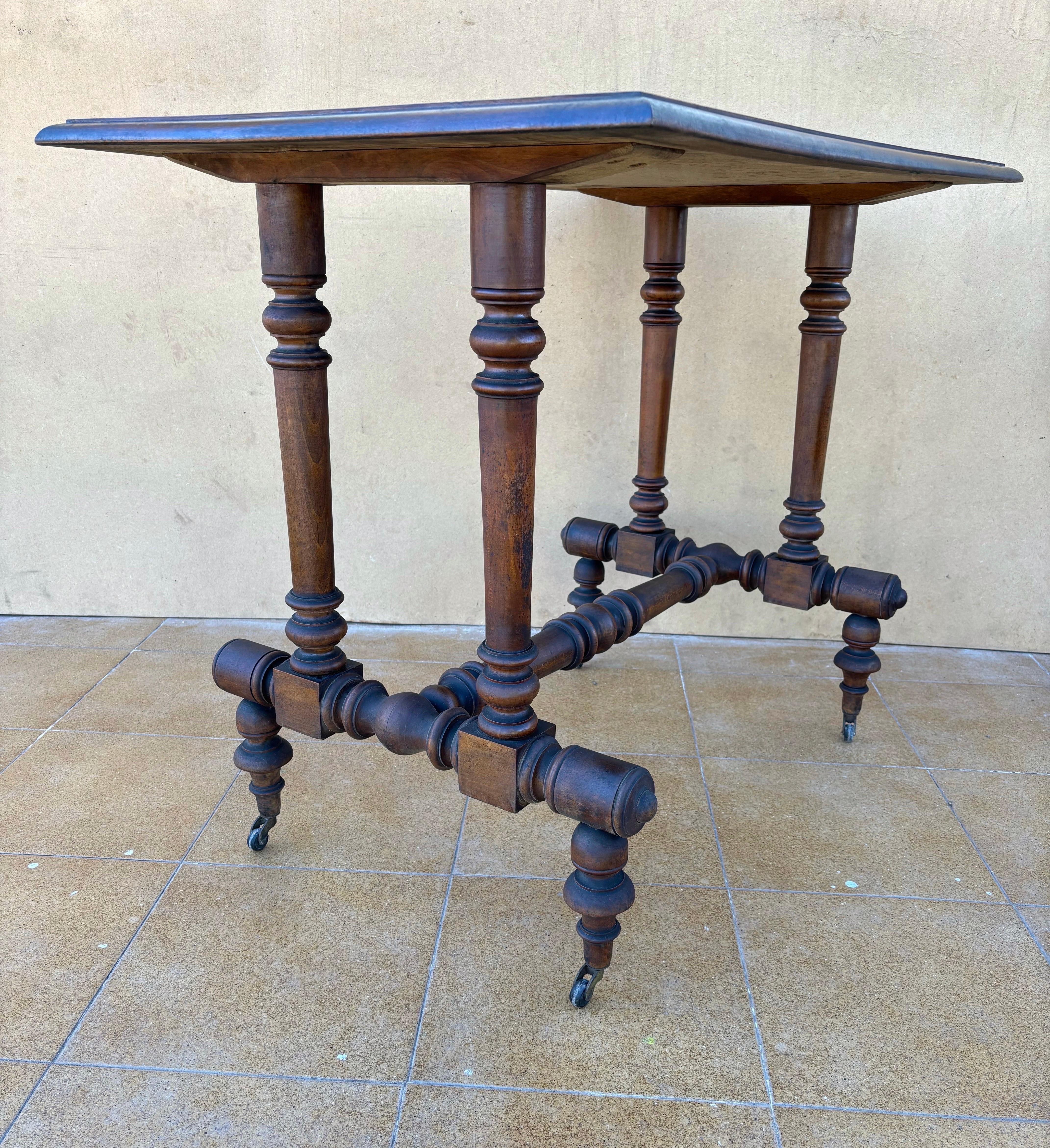 19th Century Turned-Leg Side Table with Castors, Victorian Style en venta 1