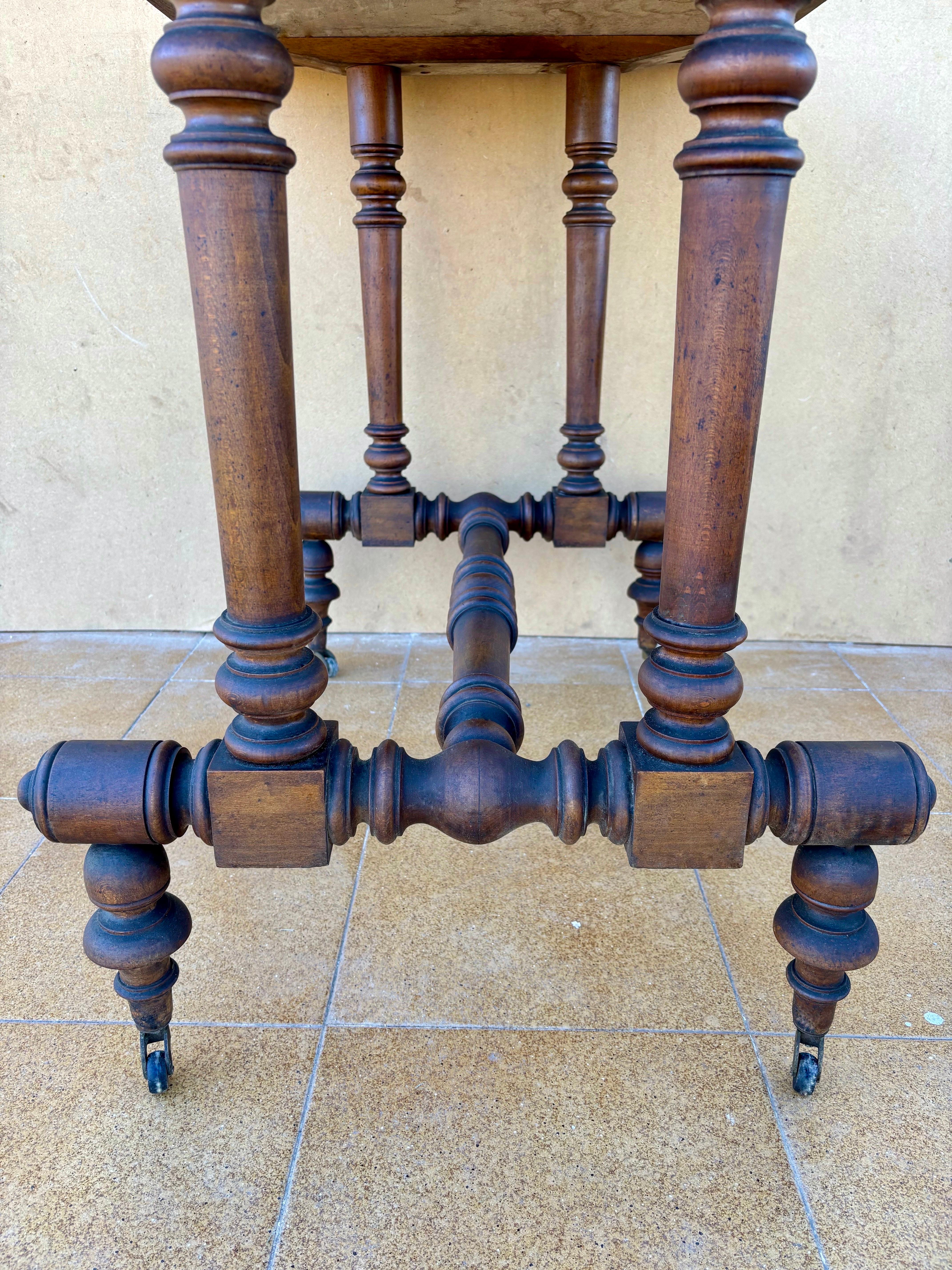 19th Century Turned-Leg Side Table with Castors, Victorian Style en venta 2