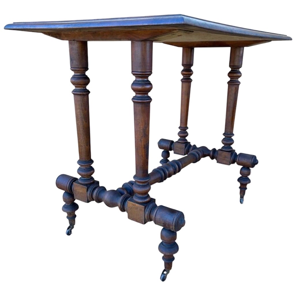 19th Century Turned-Leg Side Table with Castors, Victorian Style en venta