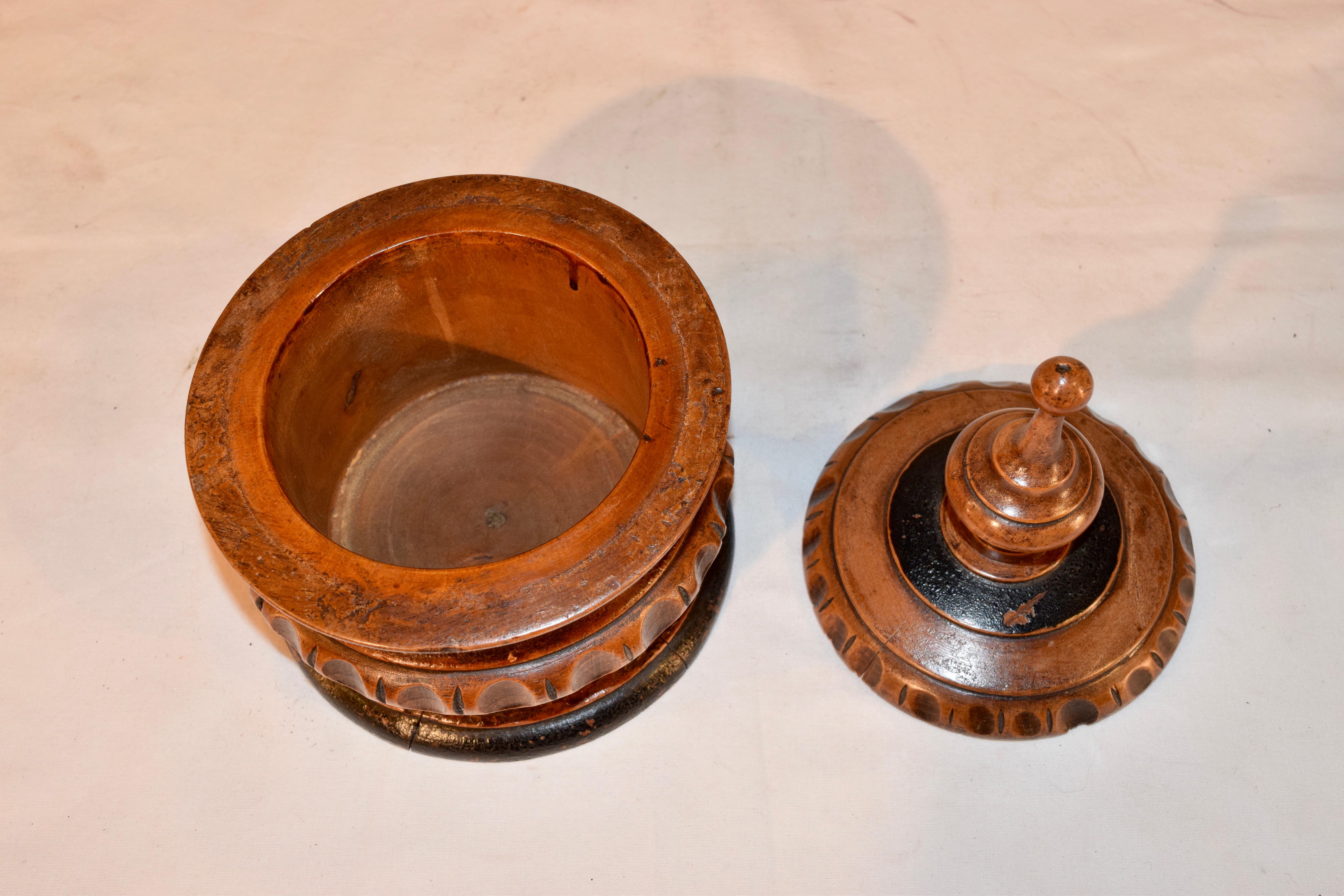19th Century Turned Lidded Treen Box In Good Condition In High Point, NC
