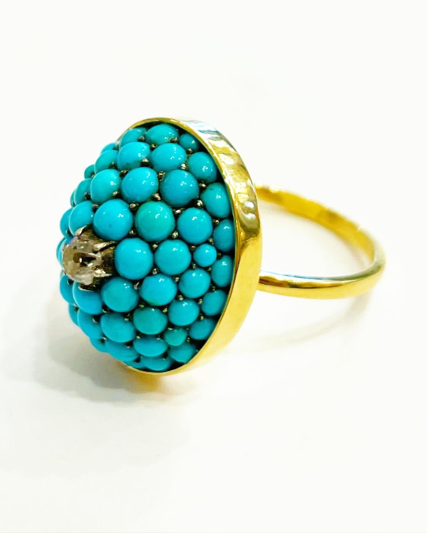 Amazing and original Cabochon Turquoise pave setting, Diamond and 18k Yellow Gold fashion coctail ring.

Condition:Good.

Metal: 18 karat yellow gold.
Old European diamond cut.
Total approximate diamond carat weight:: 0.2 carats. 

Height:  1.9 cm