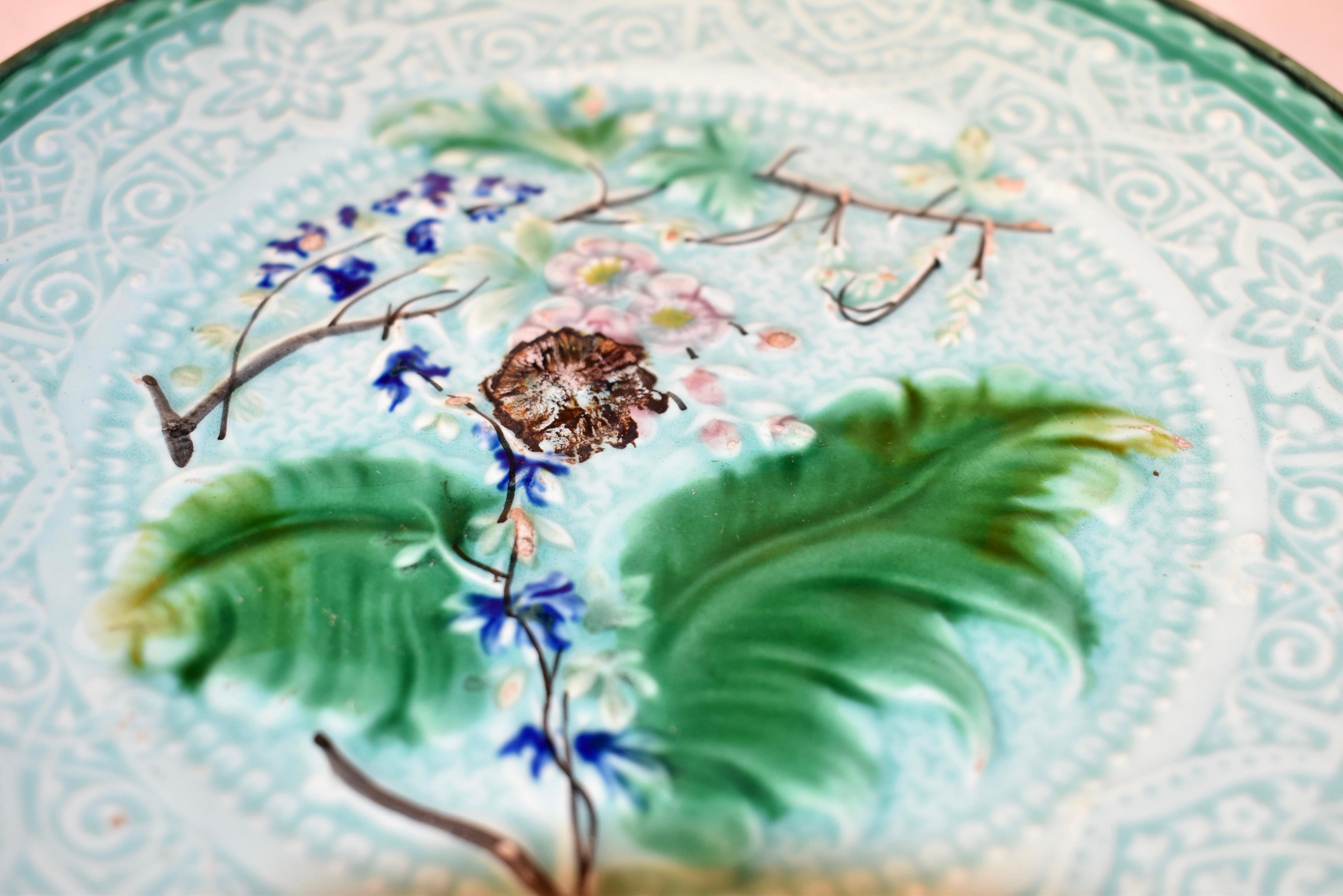 Assiette en majolique turquoise du 19e siècle Bon état - En vente à High Point, NC