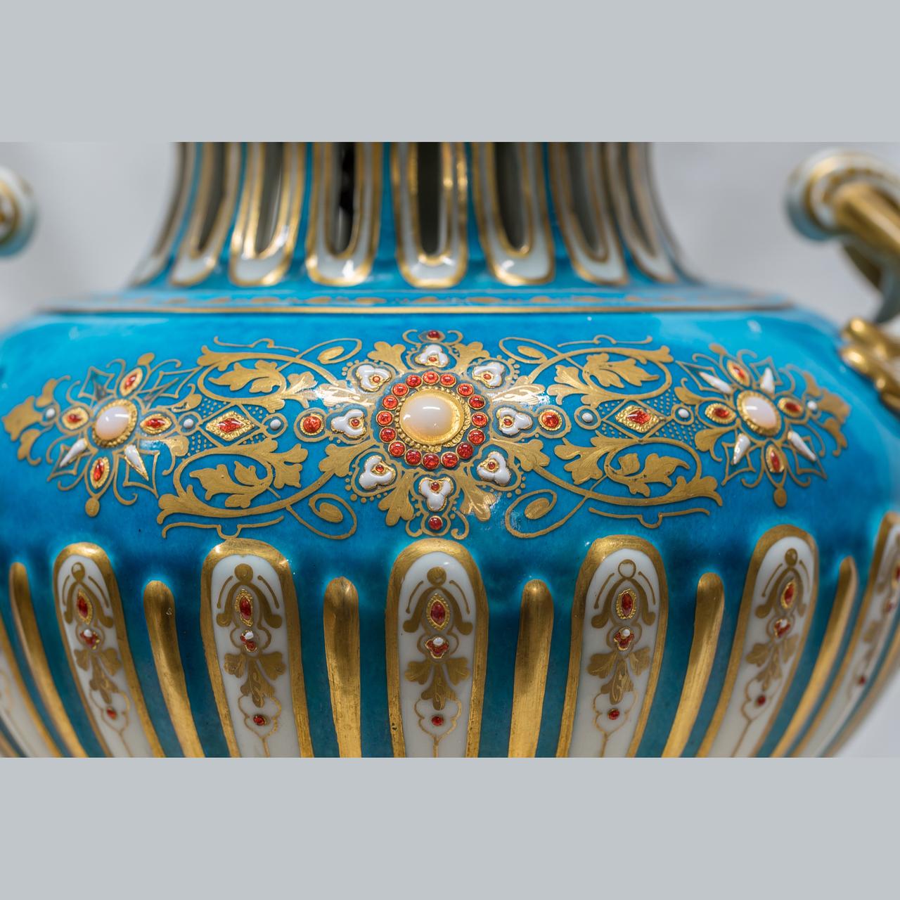 Türkisfarbene Sèvres-Stil Jewel-Porzellan- und Ormolu-Uhren aus dem 19. im Zustand „Gut“ im Angebot in New York, NY