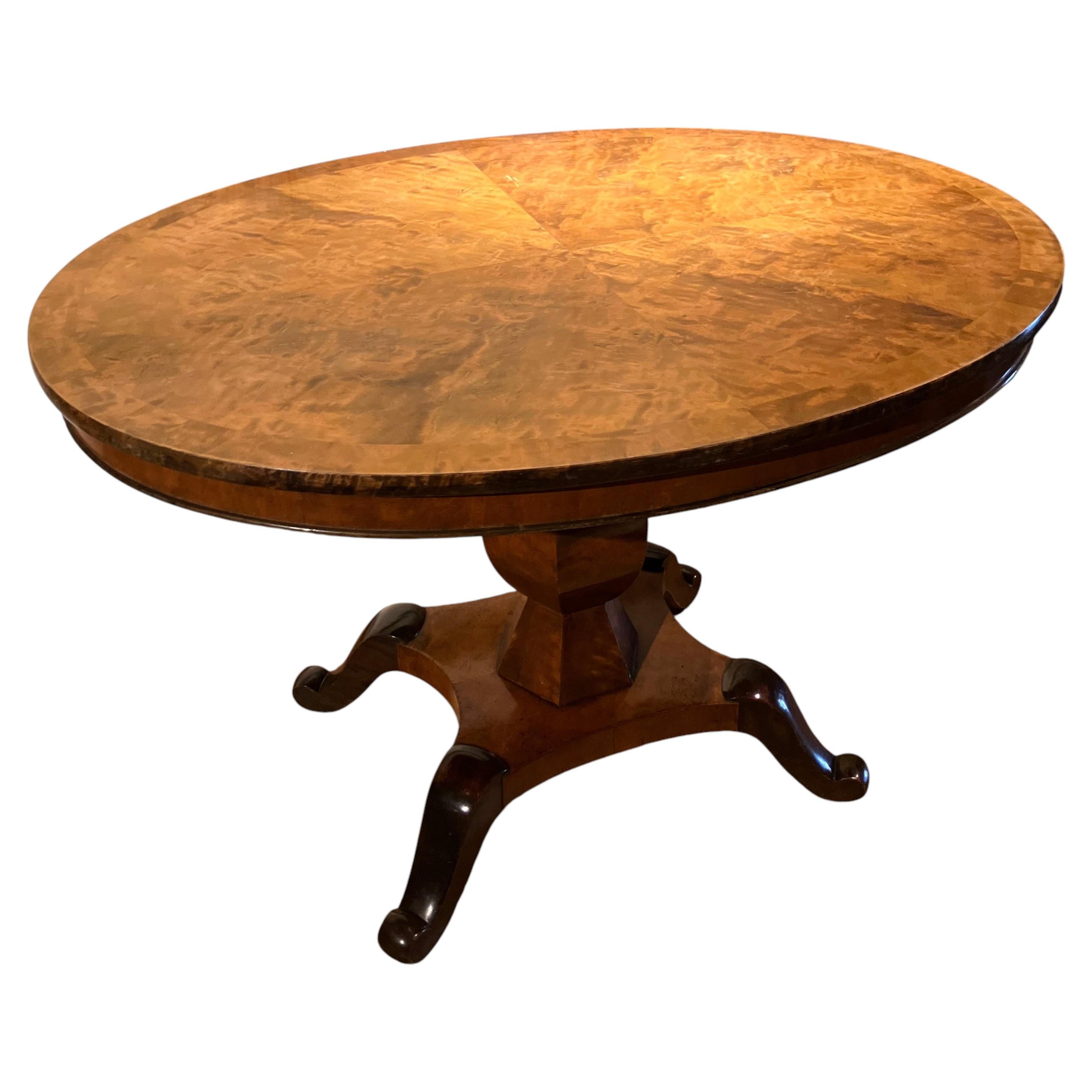 Table centrale ovale en ronce d'érable et noyer du XIXe siècle, style Biedermeier