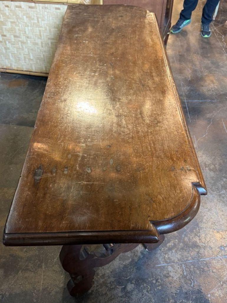 Consola toscana de nogal tallado del siglo XIX Italiano en venta
