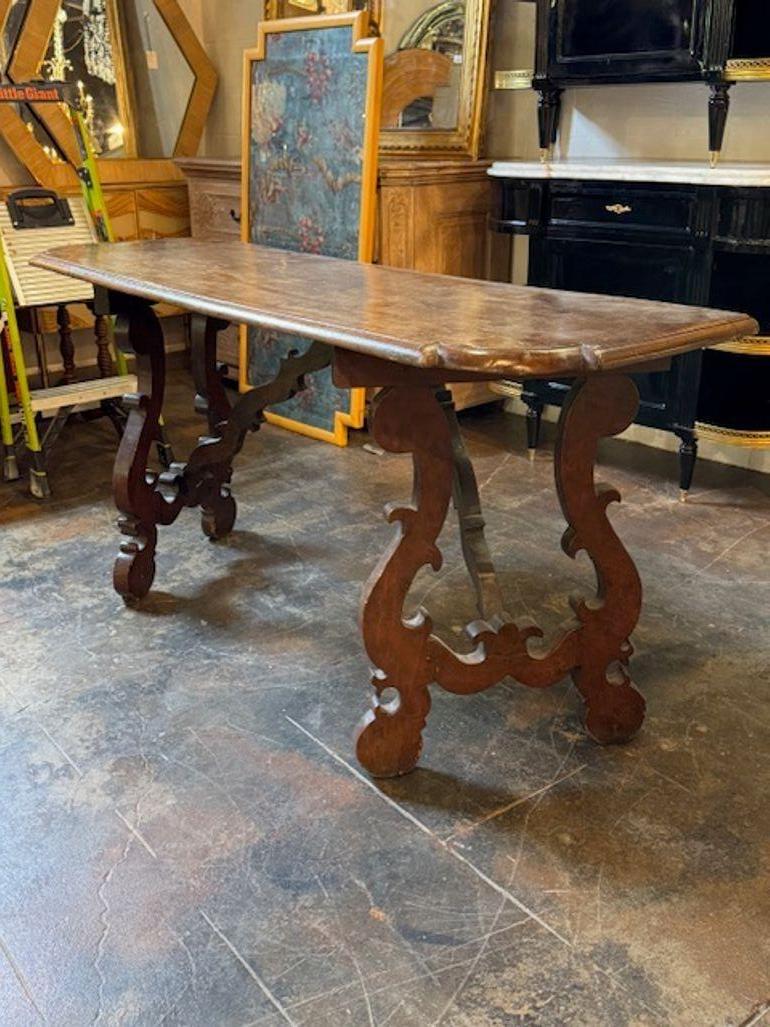 Consola toscana de nogal tallado del siglo XIX en Bueno estado para la venta en Dallas, TX