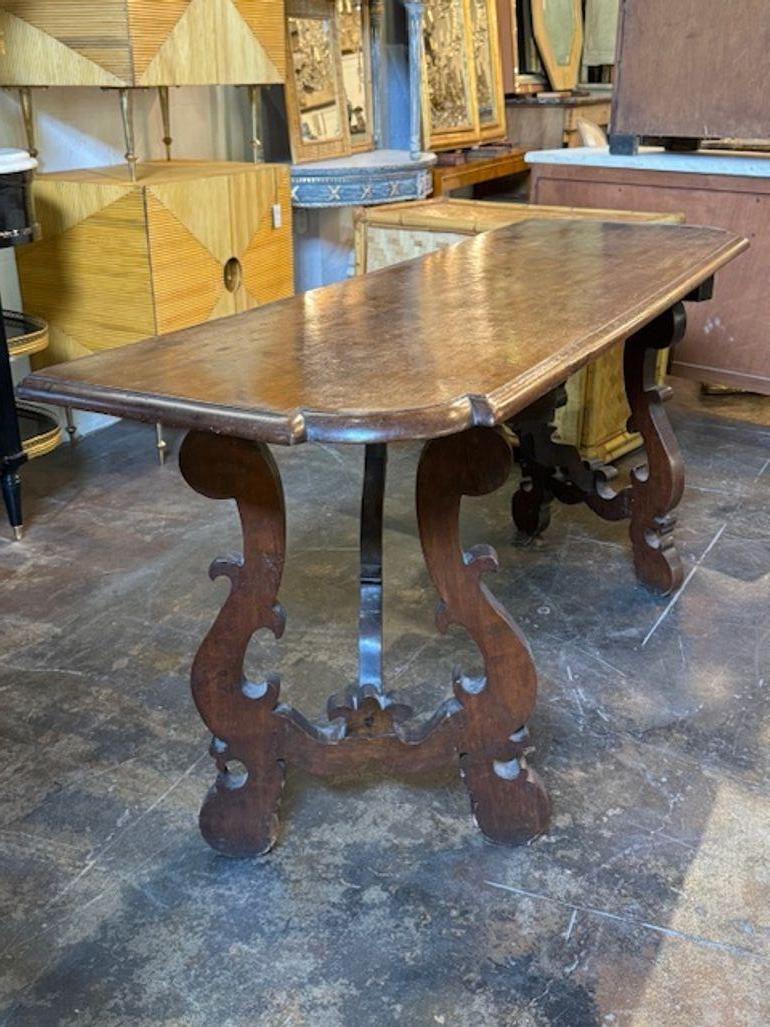 Consola toscana de nogal tallado del siglo XIX Nogal en venta