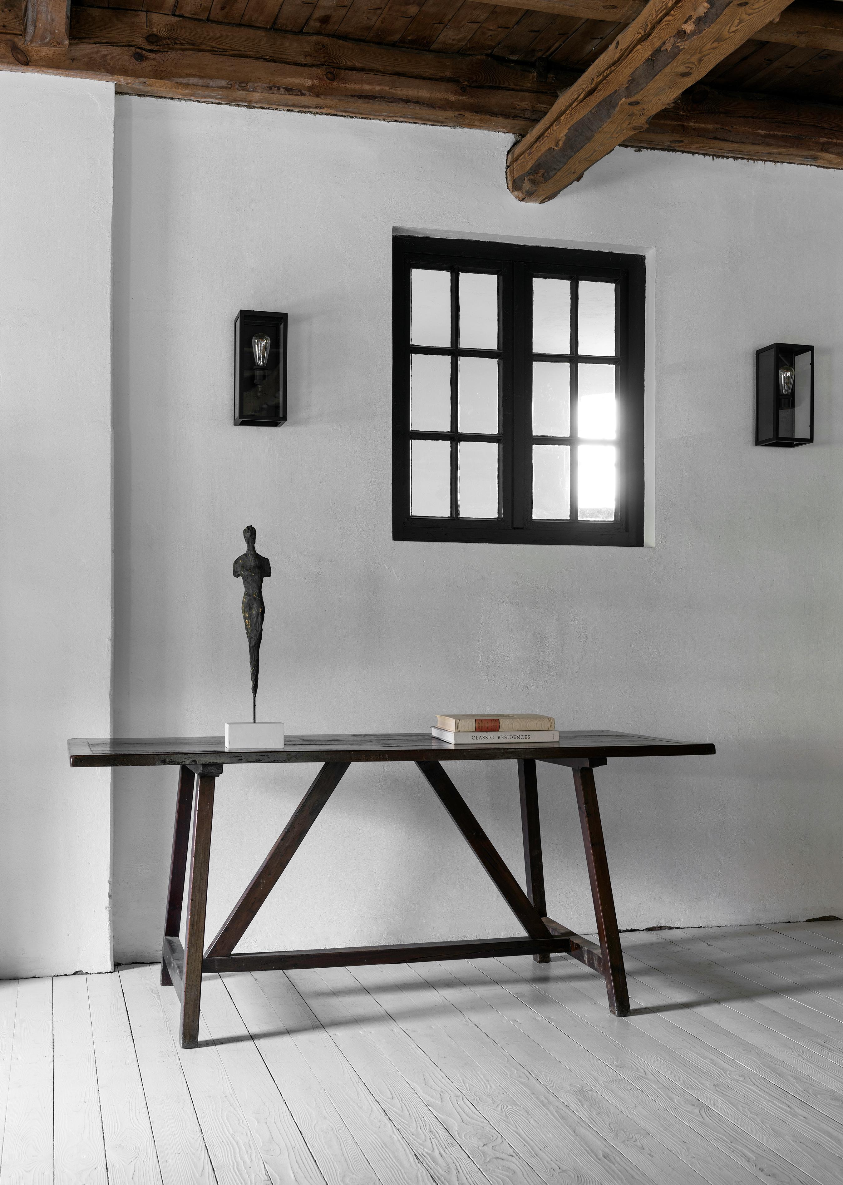 Walnut 19th century Tuscan library desk in Fratino style For Sale