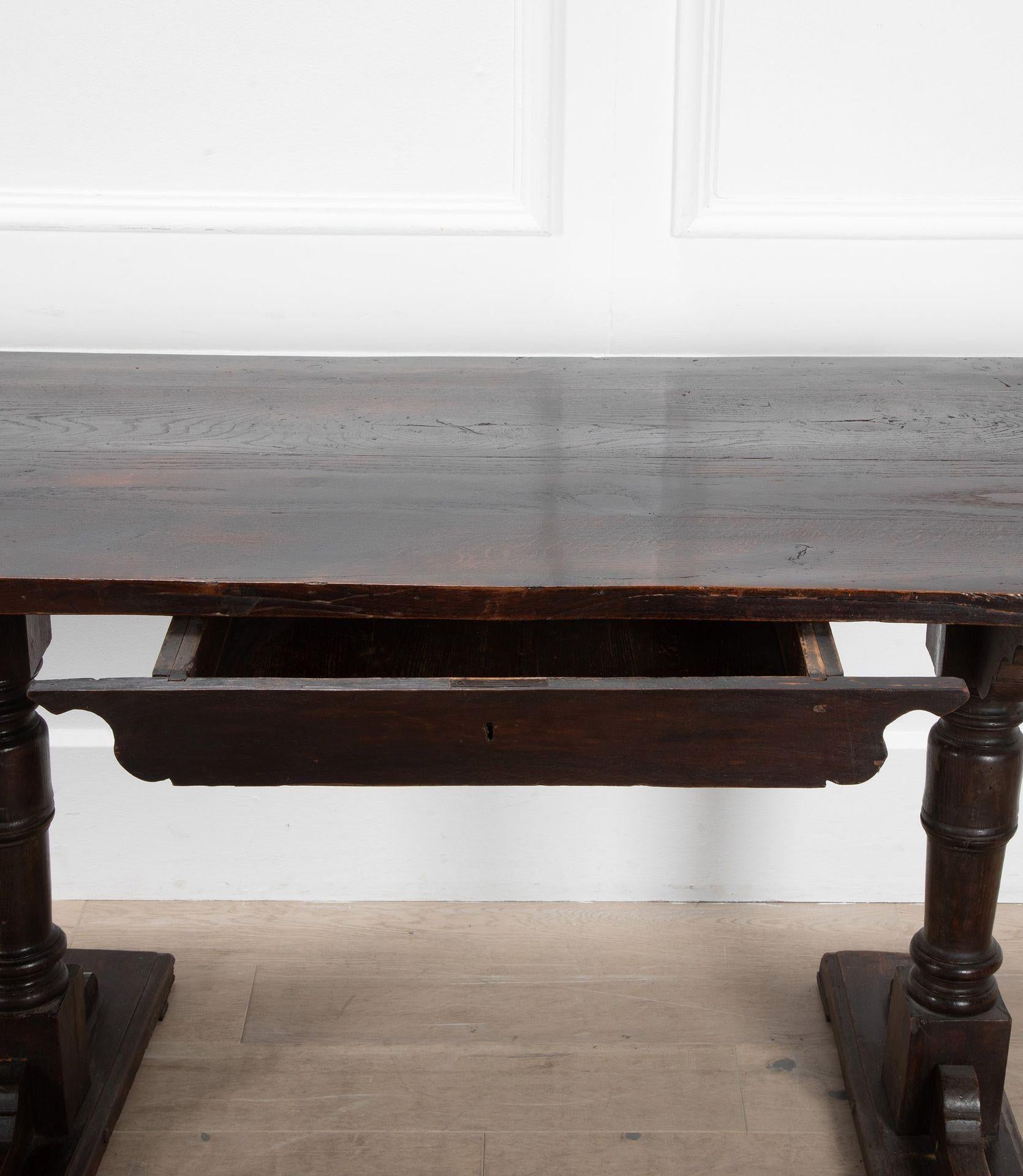 Table à manger longue toscane du 19e siècle en vente 8