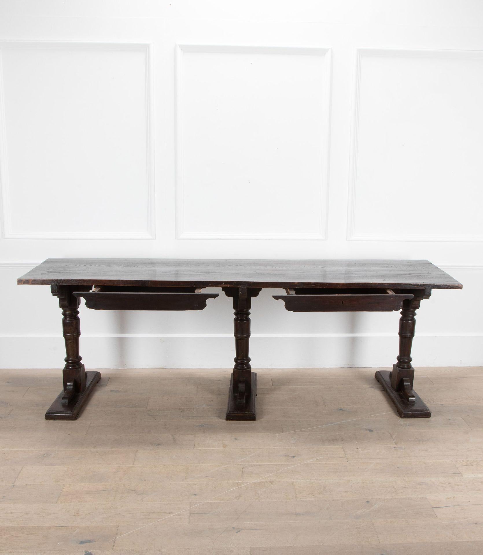 Table à manger longue toscane du 19e siècle en vente 10