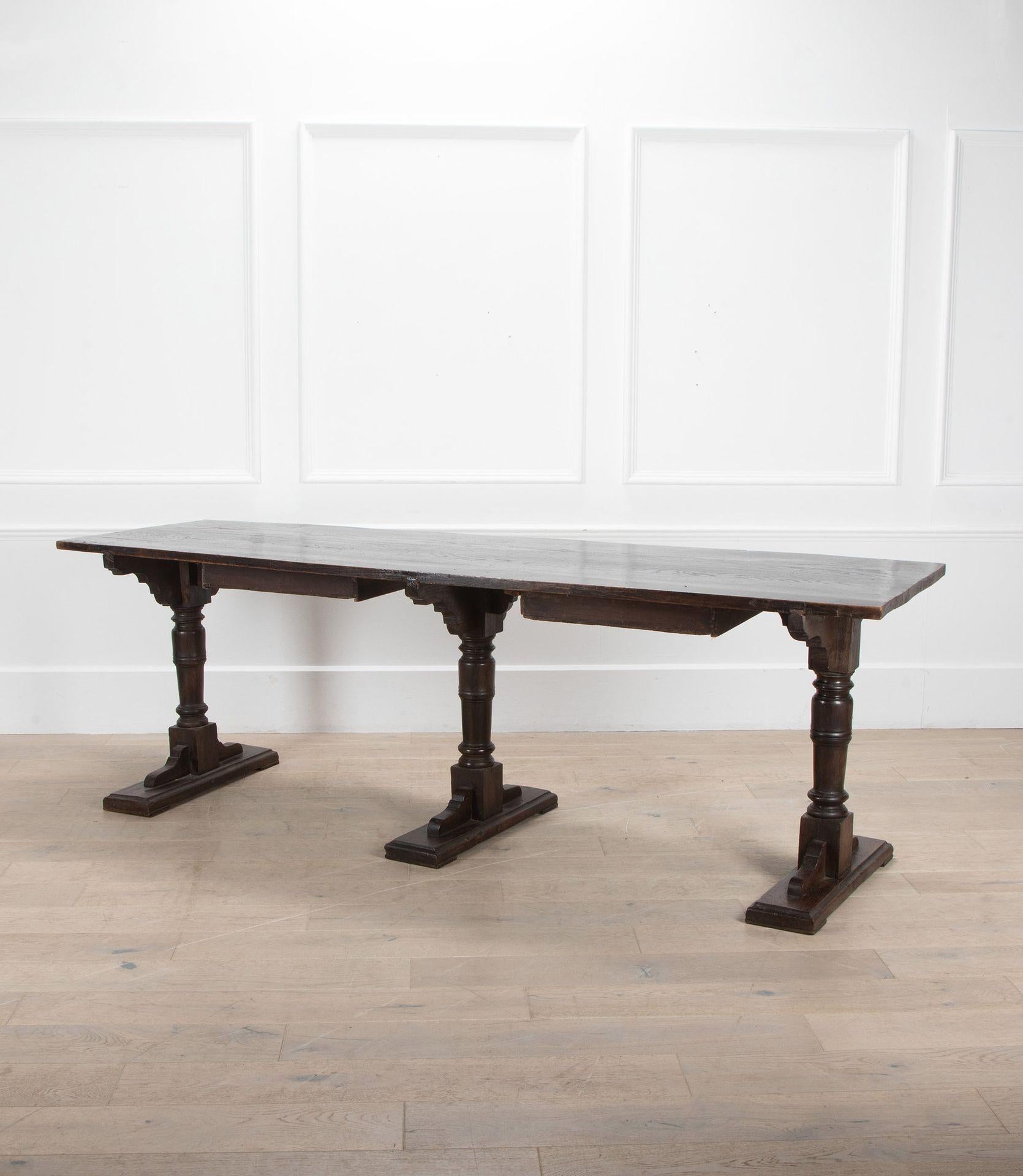 Une table toscane italienne du XIXe siècle merveilleusement substantielle et rustique.
Elle repose sur trois pieds piédestaux, et son plateau présente une patine d'une grande richesse.
Avec deux tiroirs encastrés dans la partie inférieure.
Peut être
