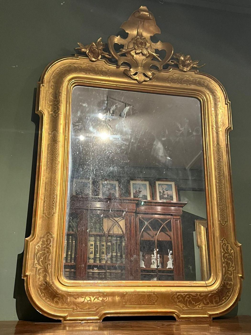 The mirror proposed here dates back to the mid-nineteenth century.
The 19th century antique mirror has a gilded frame in pure gold leaf
with an elegant coping, which makes it precious.
The mirror is original and intact in all its parts.