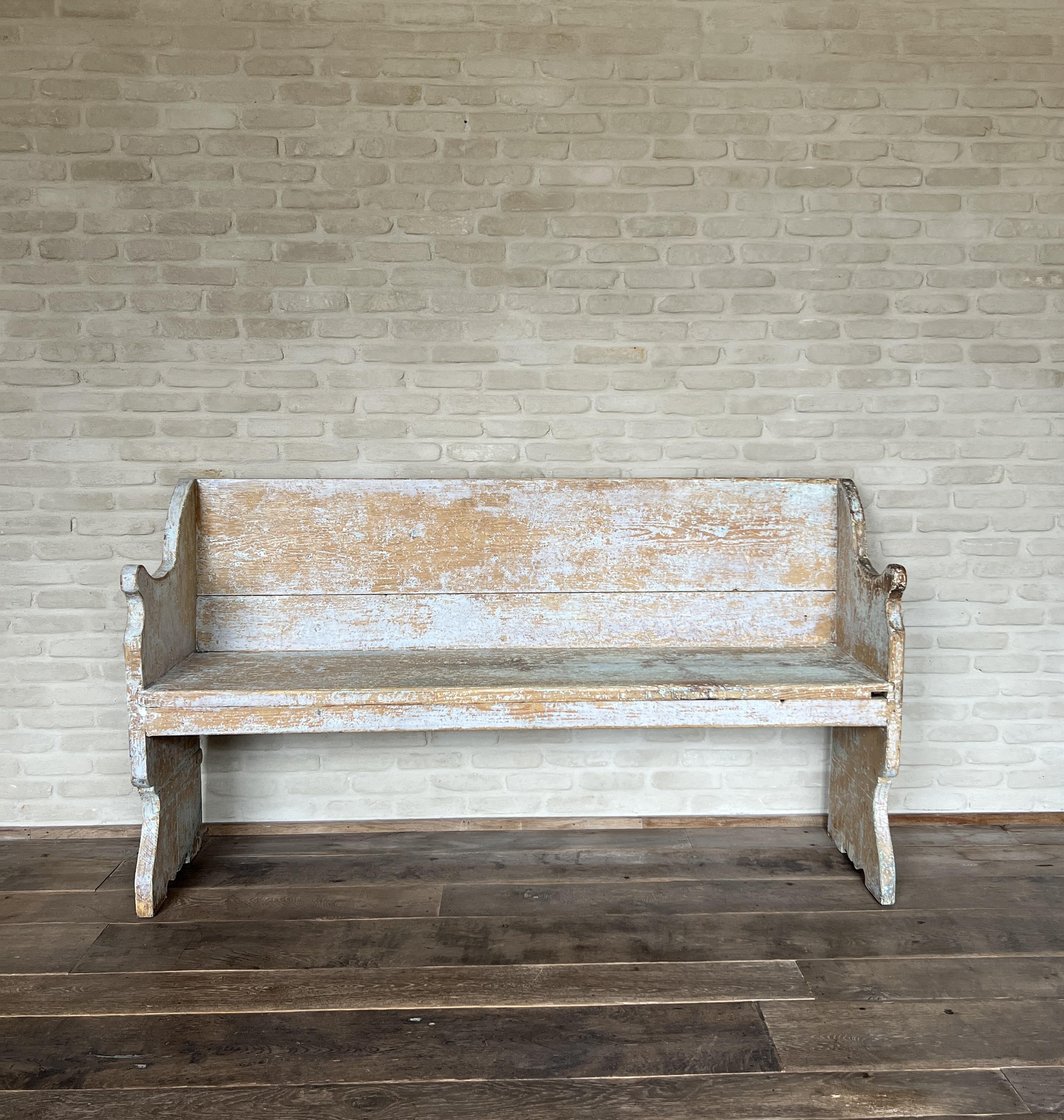 Schönes toskanisches Sofa aus dem 19. Jahrhundert mit Resten der Originalfarbe. Schöne Proportionen mit eleganten, subtilen Kurven. Sehr robuste und praktische Abmessungen.