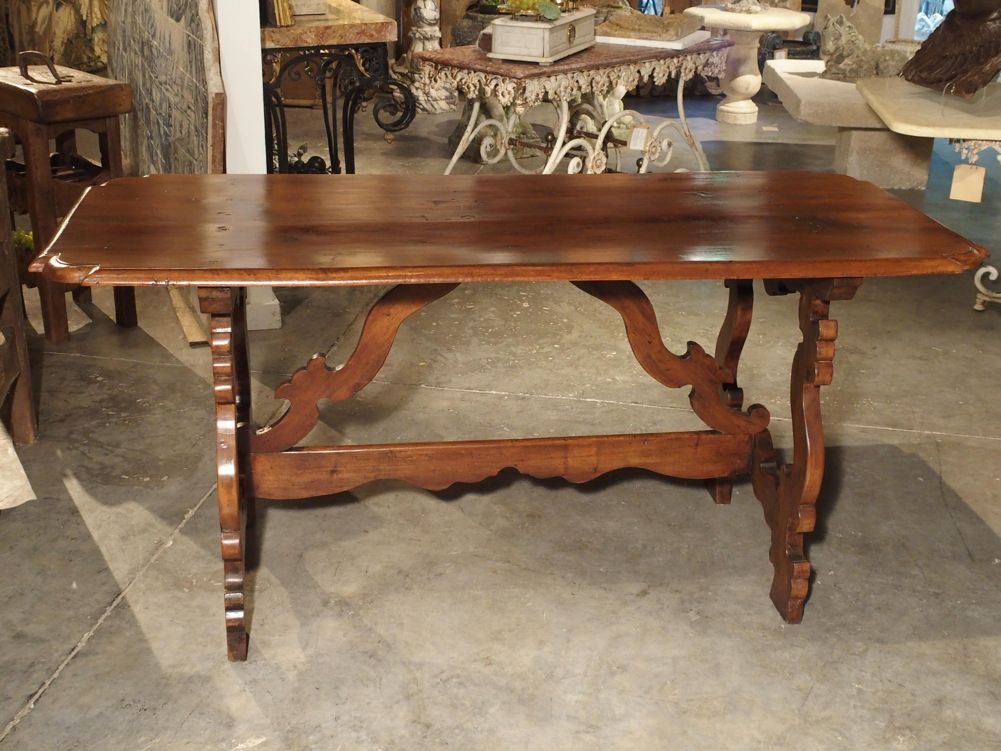 19th Century Tuscan Walnut Table with Shaped Wooden Stretchers For Sale 4