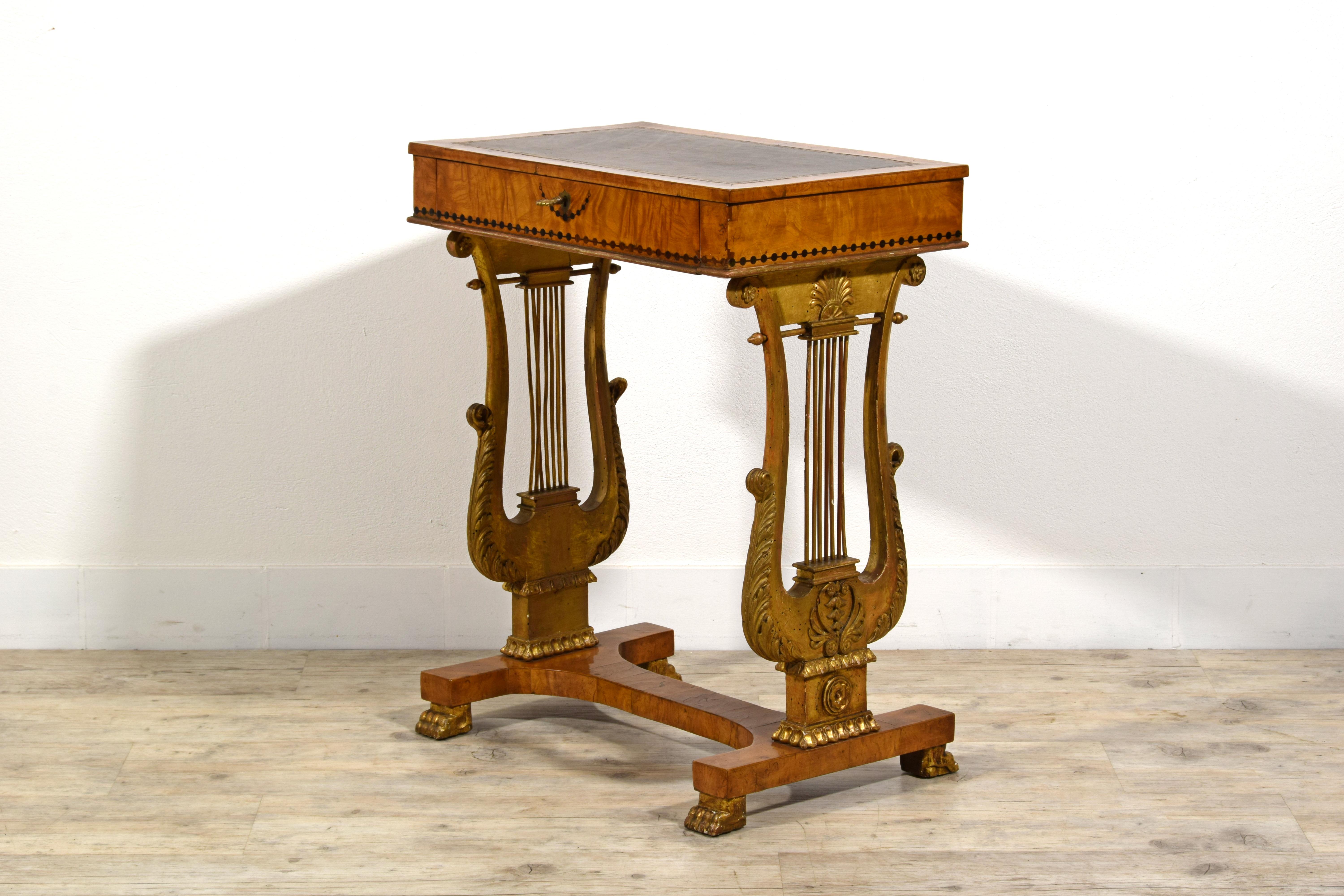 XIXe siècle, Toscane Table basse en bois Charles X 
Cette table basse raffinée a été fabriquée à l'époque de Charles X, dans la première moitié du XIXe siècle, dans la région de Toscane.
Fabriqué en bois d'orme, il est doté d'un plateau d'écriture