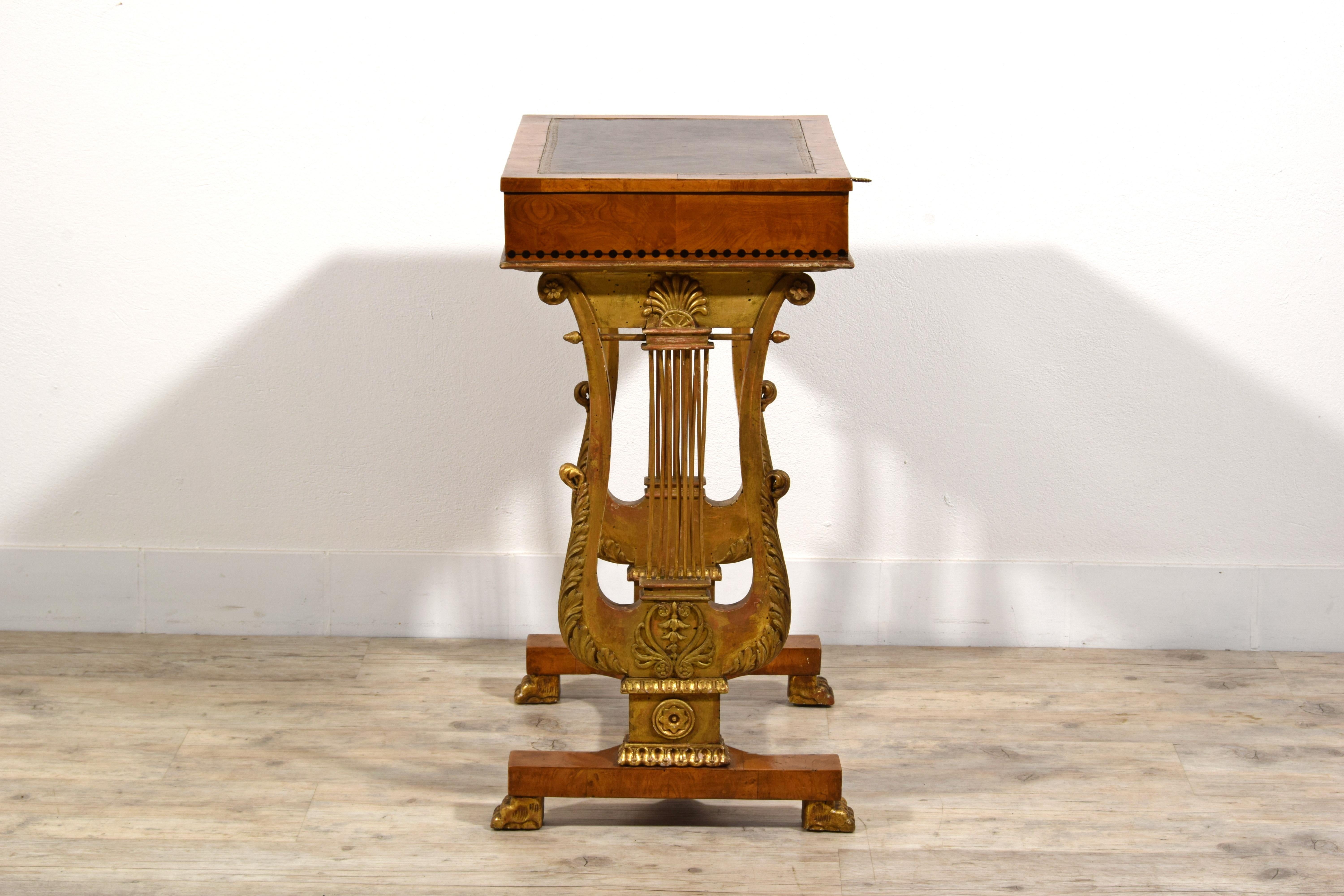 Sculpté à la main Table basse toscane Charles X du 19ème siècle en vente