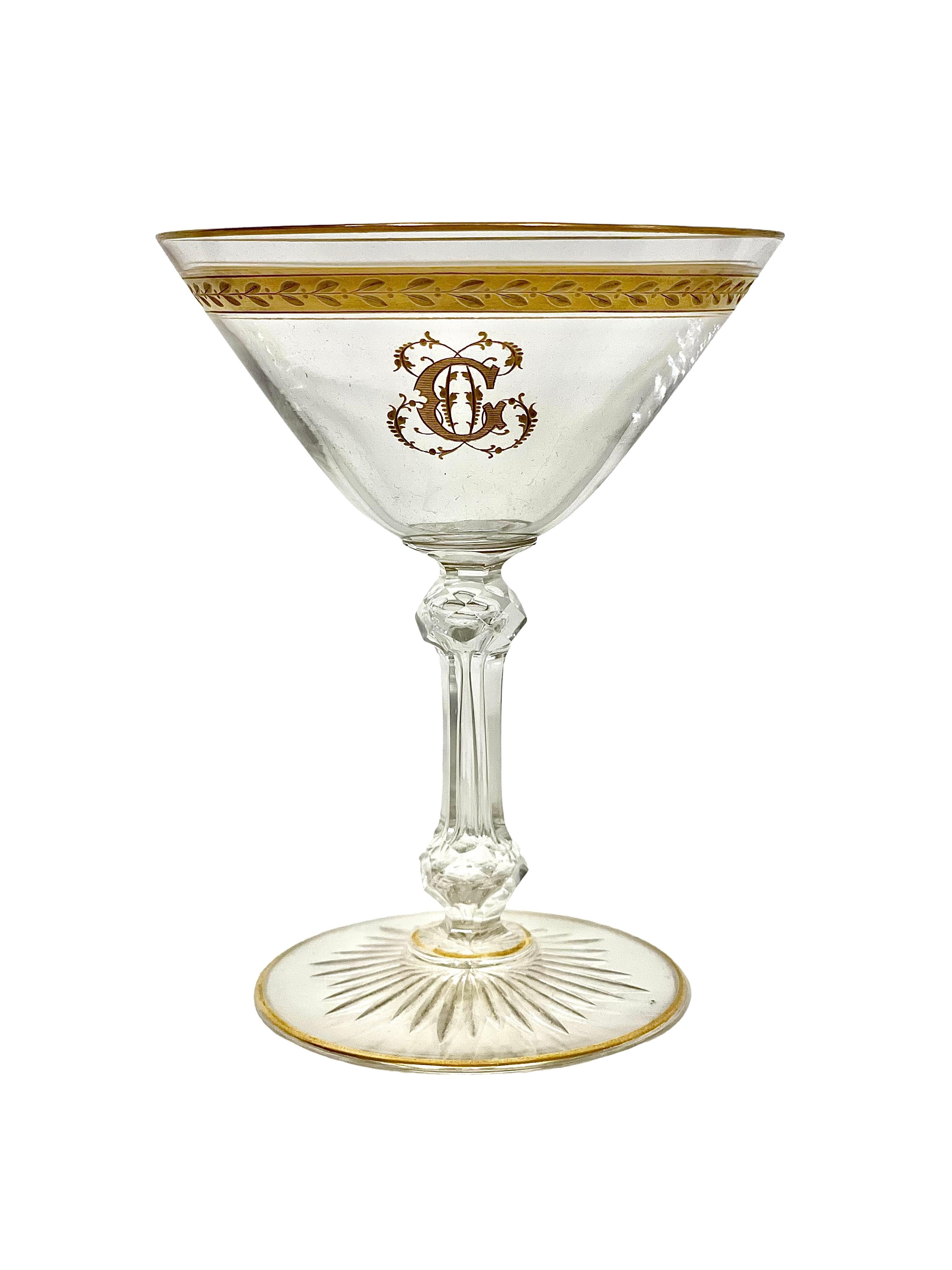 Francese Dodici bicchieri da champagne in cristallo dorato del XIX secolo nello stile di Saint Louis in vendita