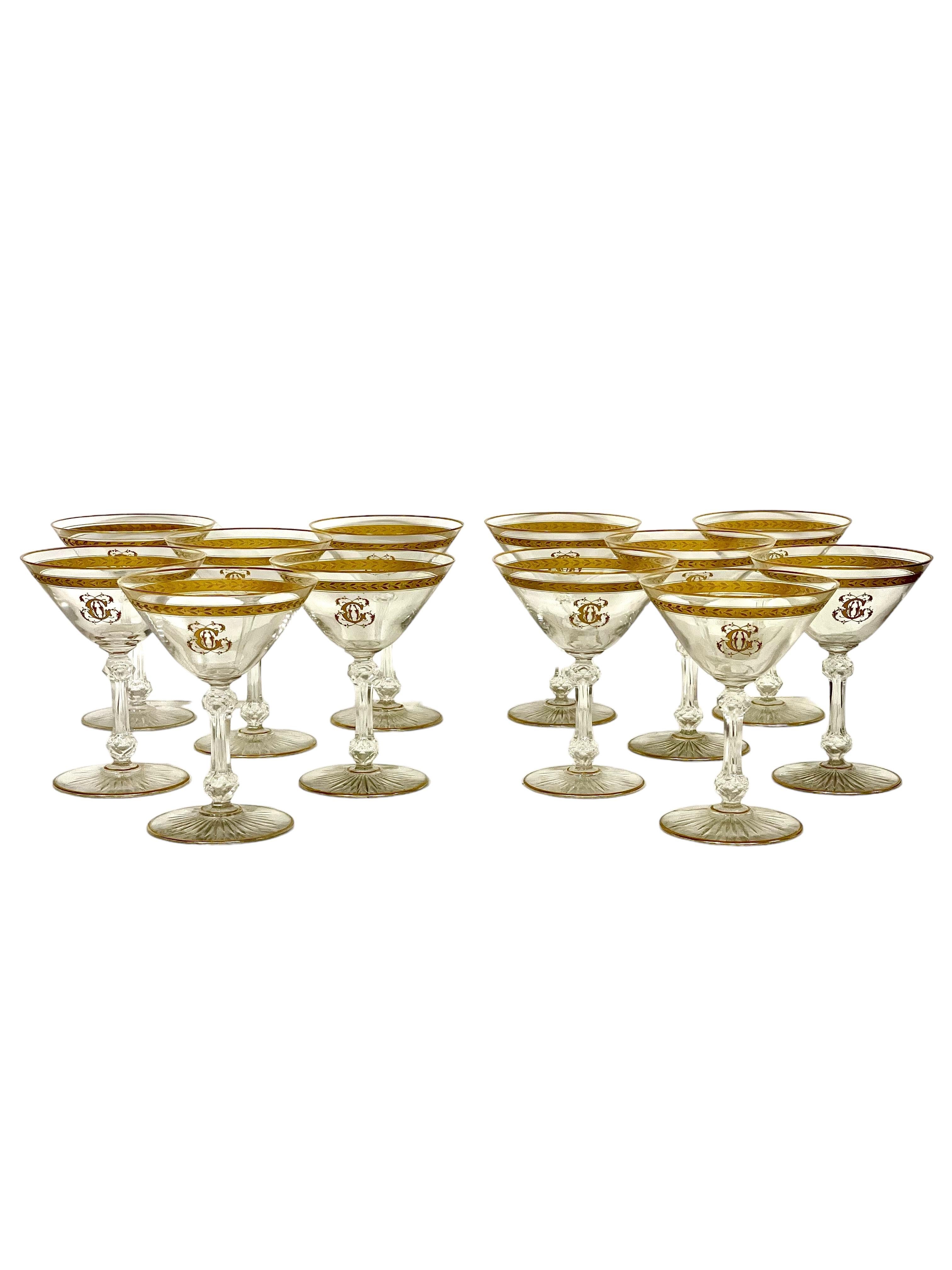 Cristallo Dodici bicchieri da champagne in cristallo dorato del XIX secolo nello stile di Saint Louis in vendita