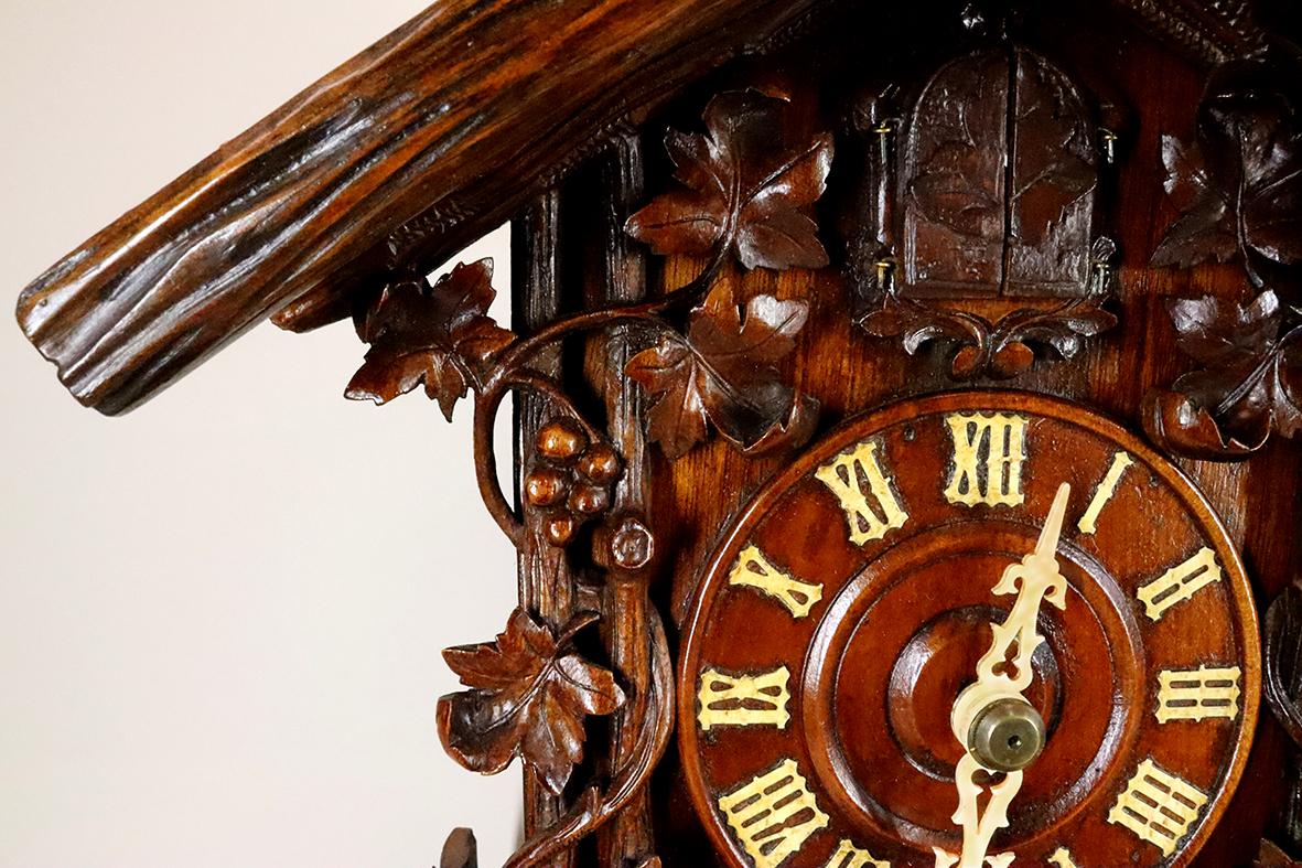 Sculpté à la main Horloge de table Cuckoo à deux fusées du 19ème siècle par Beha en vente