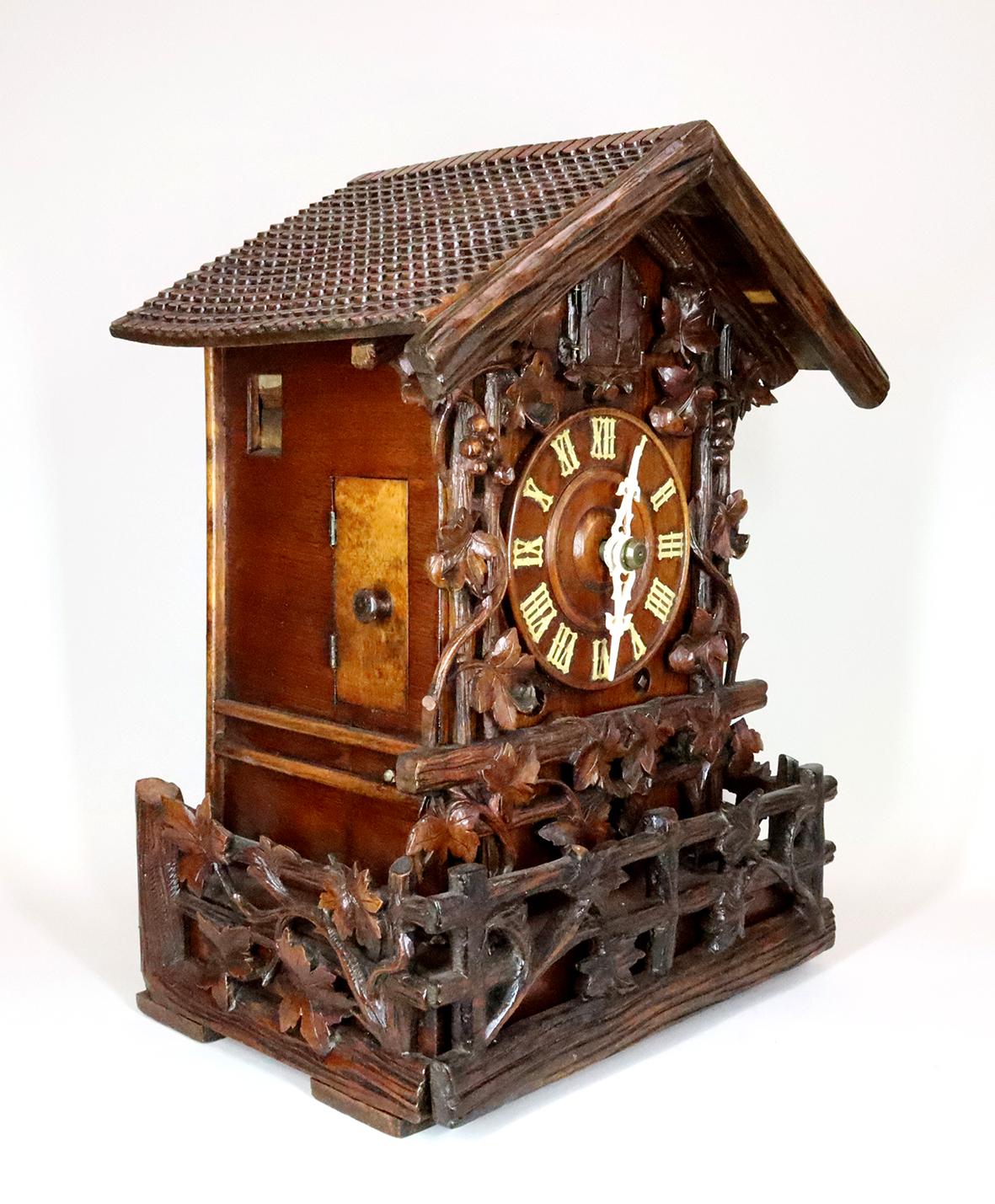 Fin du XIXe siècle Horloge de table Cuckoo à deux fusées du 19ème siècle par Beha en vente