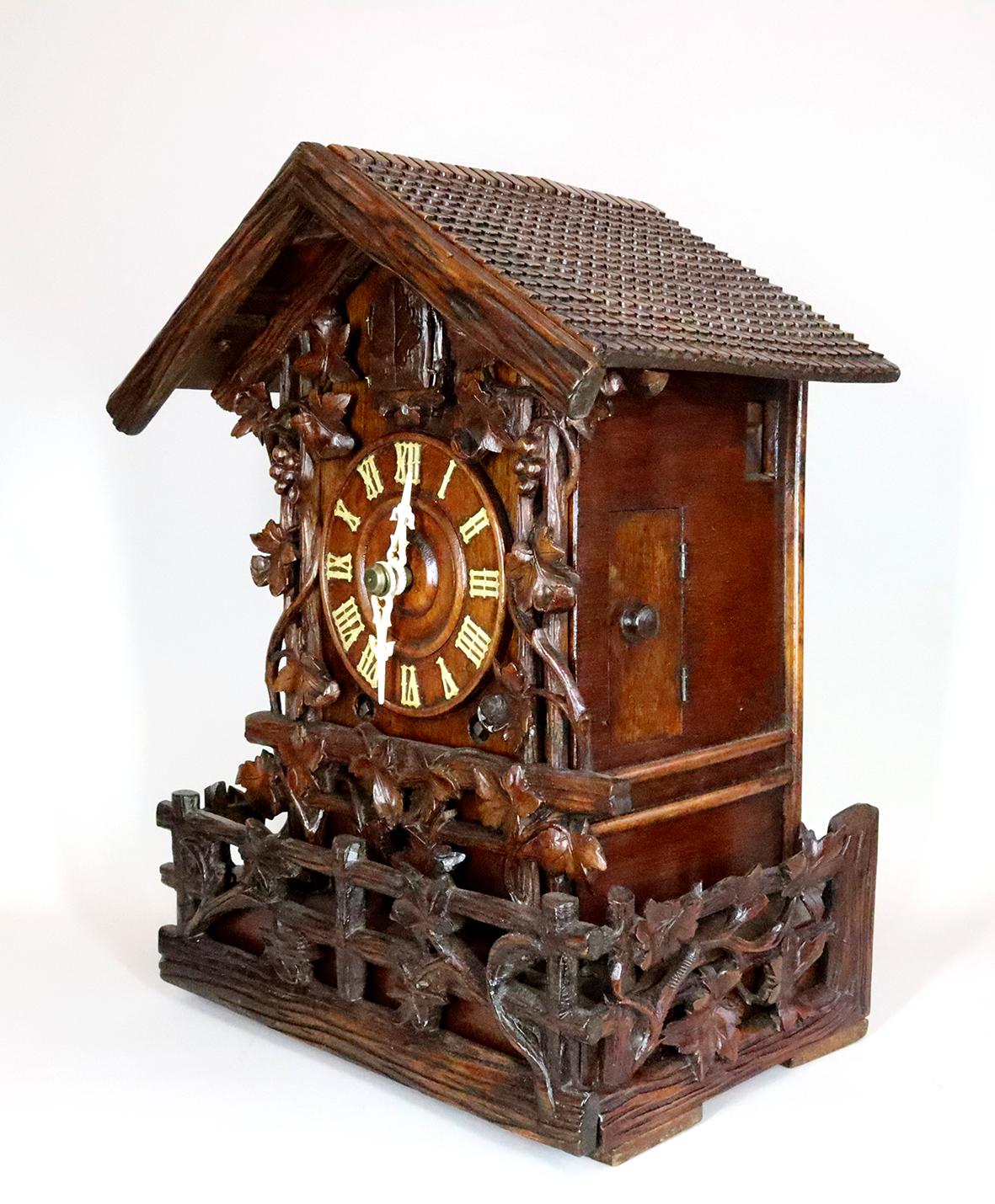 Acier Horloge de table Cuckoo à deux fusées du 19ème siècle par Beha en vente